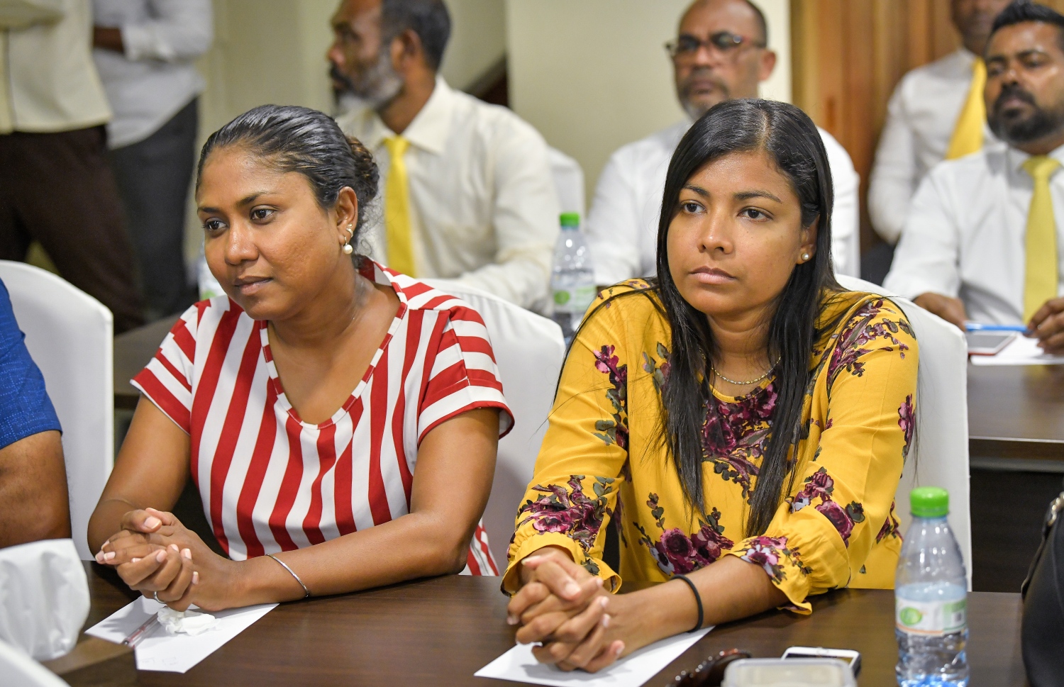 މާލެ: ސެޕްޓެމްބަރު 25، 2018: ޗަމްޕާގައި ބޭއްވި އެމްޑީޕީގެ ގައުމީ މަޖިލީހުގައި ރޮޒައިނާ އާދަމް(ކ) އަދި ހިޝާން ހުސެން ބައިވެރިވެ ވަޑައިގަންނަވަނީ.-- ފޮޓޯ: ނިޝާން އަލީ /މިހާރު