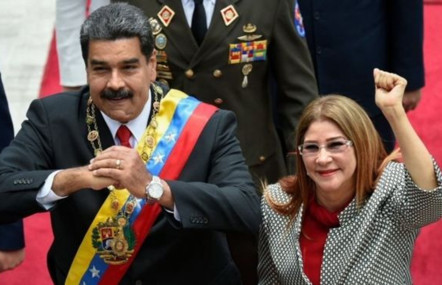 ވެނެޒުއެލާގެ ރައީސް މަދޫރޯ އާއި އަނބިކަނބަލުން ސިލިއާ ފްލޯރެސް. --ފޮޓޯ:އޭއެފްޕީ