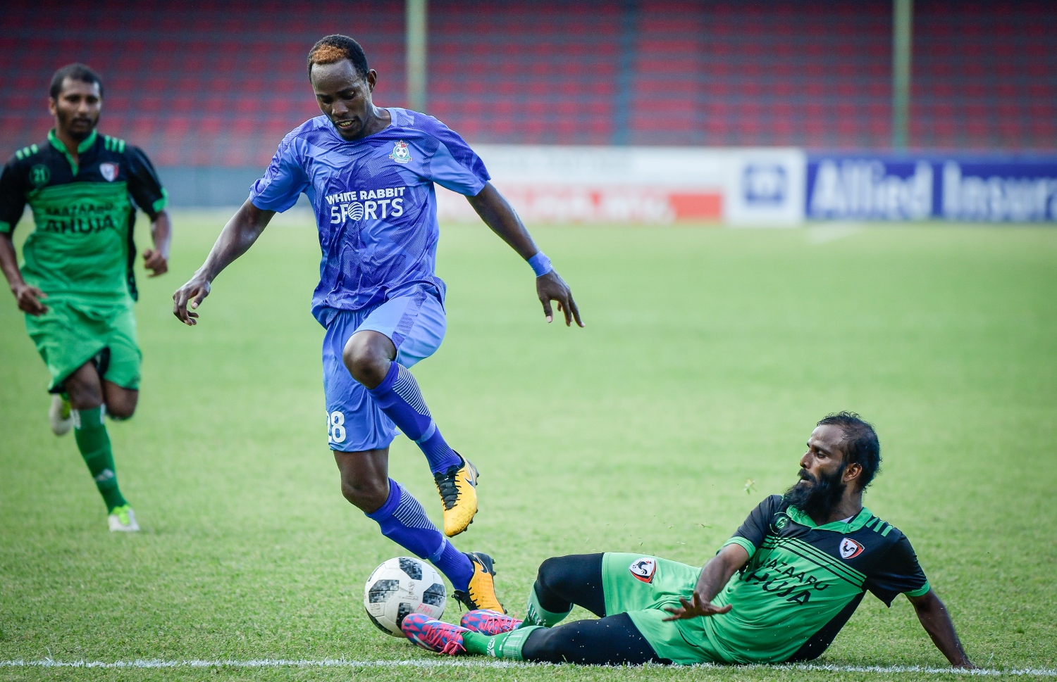 ނިލަންދޫގެ ލޫކަސް (ވ) އަތުން ބޯޅަ ހޯދަން ތިމަރަފުށީގެ މަތީން ޓެކުލްކުރަނީ. -- ފޮޓޯ: ނިޝާން އަލީ/ މިހާރު