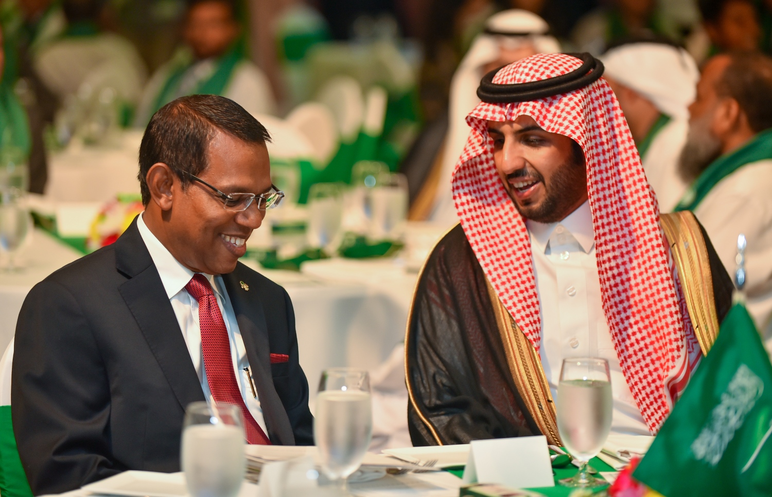 ރާއްޖޭގައި ހުންނެވި ސައޫދީގެ ކުރީގެ ޑެޕިއުޓީ އެމްބެސެޑަރު (ކ) އަދި ސަރީރު ވާހަކަ ދައްކަވަނީ. --- ފައިލް ފޮޓޯ: އަހުމަދު ނިޝާތު/ މިހާރު