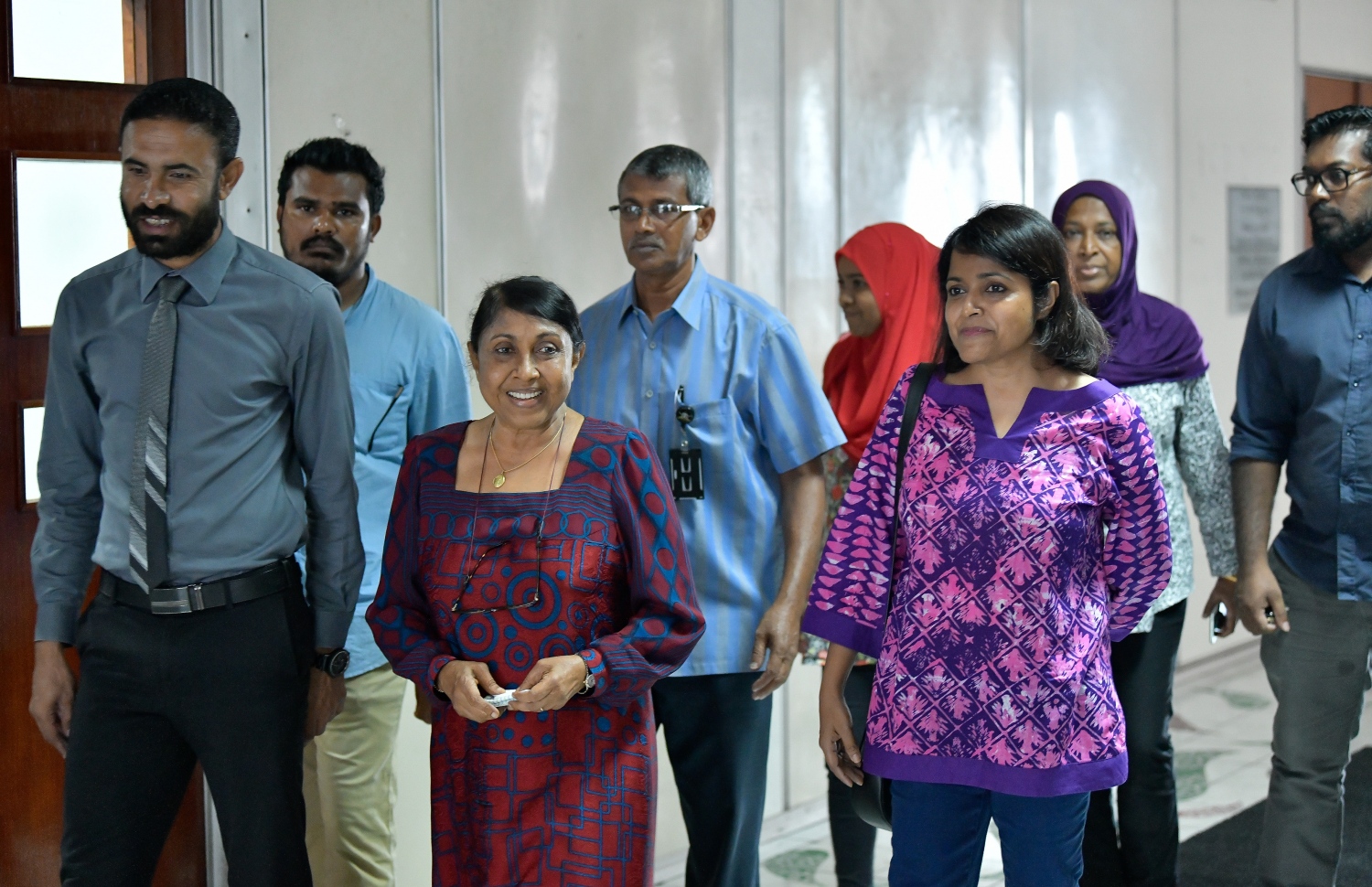 ކަރެކްޝަނަލް ސާވިސް އަށް ވަޑައިގަތުމަށް ފަހު، ނަސްރީނާ އާއި ދަރިކަނބަލުން ޔުމްނާ އާއި ގާނޫނީ ވަކީލް ފައިސަލް ވަޑައިގަންނަވަނީ.---ފޮޓޯ: ހުސައިން ވަހީދު/މިހާރު