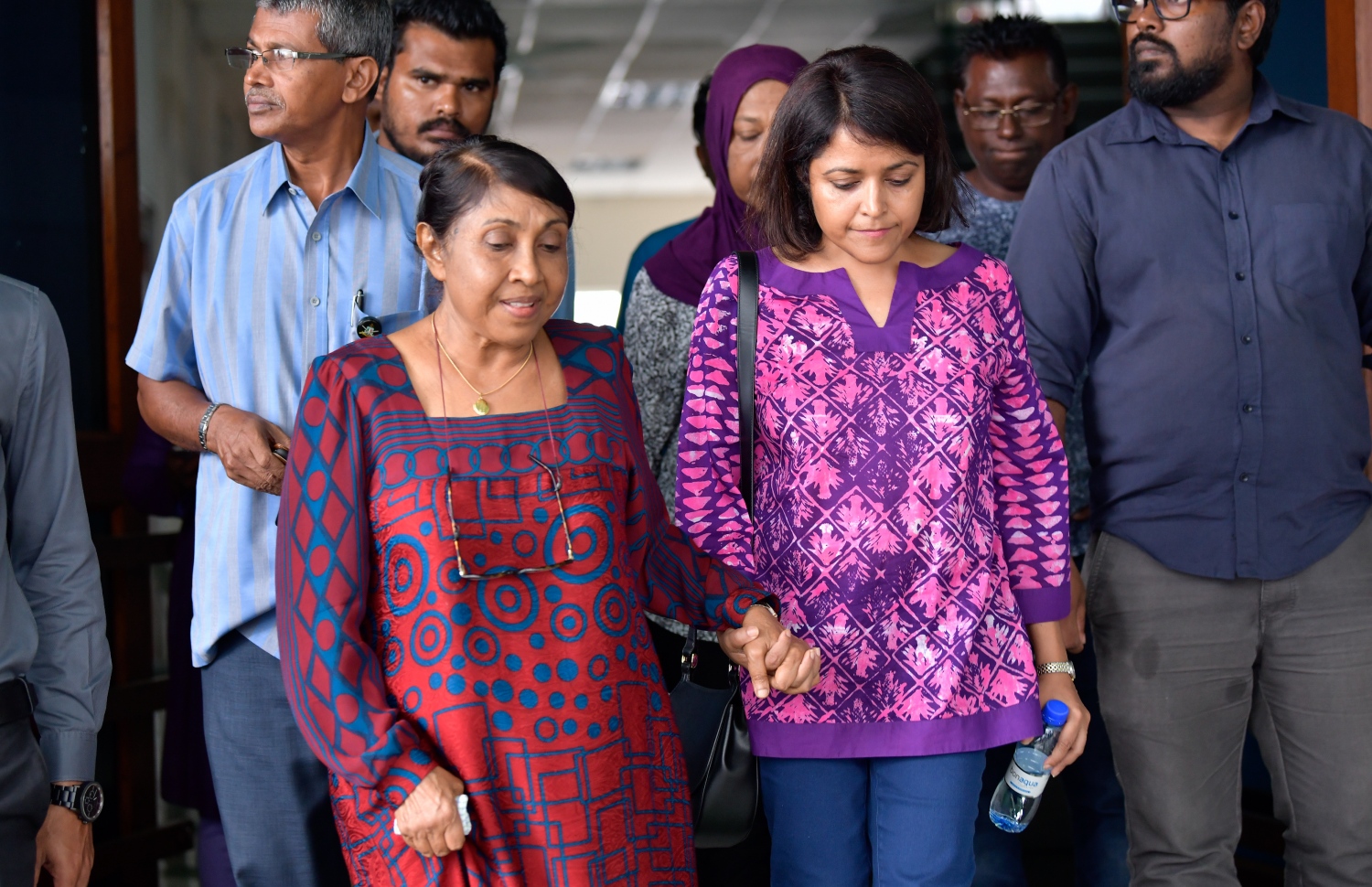 ކަރެކްޝަންސްގެ އިސްވެރިންނާ ބައްދަލުކުރެއްވުމަށްފަހު ރައީސް މައުމޫންގެ އަނބިކަނބަލުން ނަސްރީނާއި (ވ) ދަރިކަނބަލުން ޔުމްނާ ނިކުމެވަޑައިގަންނަވަނީ.-- ފޮޓޯ: ހުސެެއިން ވަހީދު/ މިހާރު