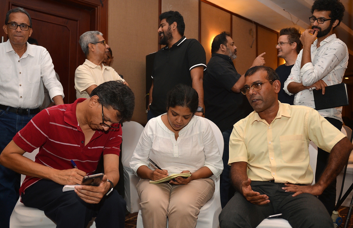 ނަޝީދު، ސްރީ ލަންކާގެ ބައެއް ނޫސްވެރިންނާ އެކު އެ ގައުމުގައި.