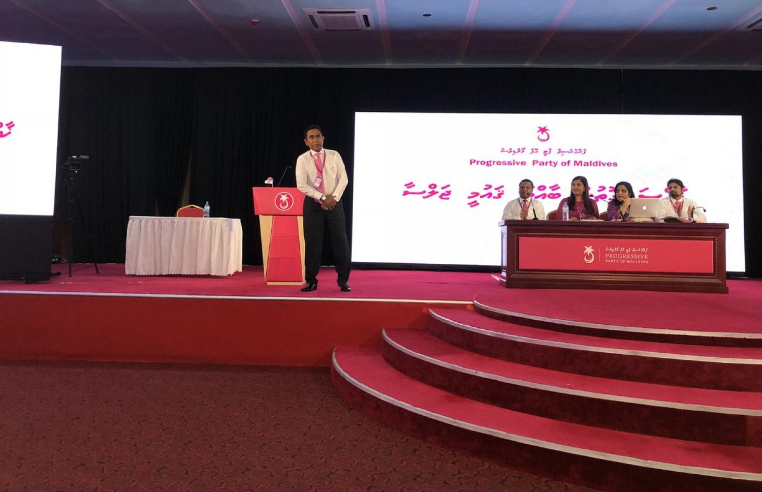 ރިޔާސީ އިންތިޚާބުގެ ނާކާމިޔާބީ އަށް ފަހު ދަރުބާރުގޭގައި ބޭއްވި ޕީޕީއެމްގެ ކޮންގްރެސްގައި ރައީސް ޔާމީން ސްޓޭޖުމަތީގައި މަޑުކޮށްލައްވައިގެން: މި ކޮންގްރެސް ސައްހަ ނޫން ކަމަށް އިލެކްޝަންސް އިން ވަނީ ނިންމާފައި. --ފޮޓޯ: ޕީޕީއެމް