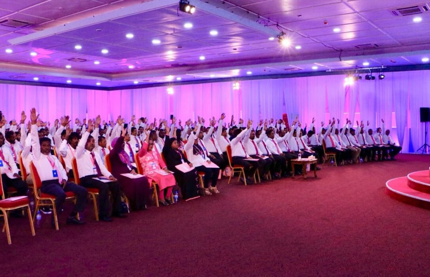 ސެޕްޓެމްބަރު 28 ވަނަ ދުވަހު ބޭއްވި ޕީޕީއެމްގެ ގައުމީ ޖަލްސާގައި ވޯޓު ދެނީ: މި ކޮންގްރެސް ބަލައިނުގަންނާނެ ކަމަށް އިލެކްޝަންސް އިން ވަނީ ބުނެފައި. --ފޮޓޯ: ޕީޕީއެމް