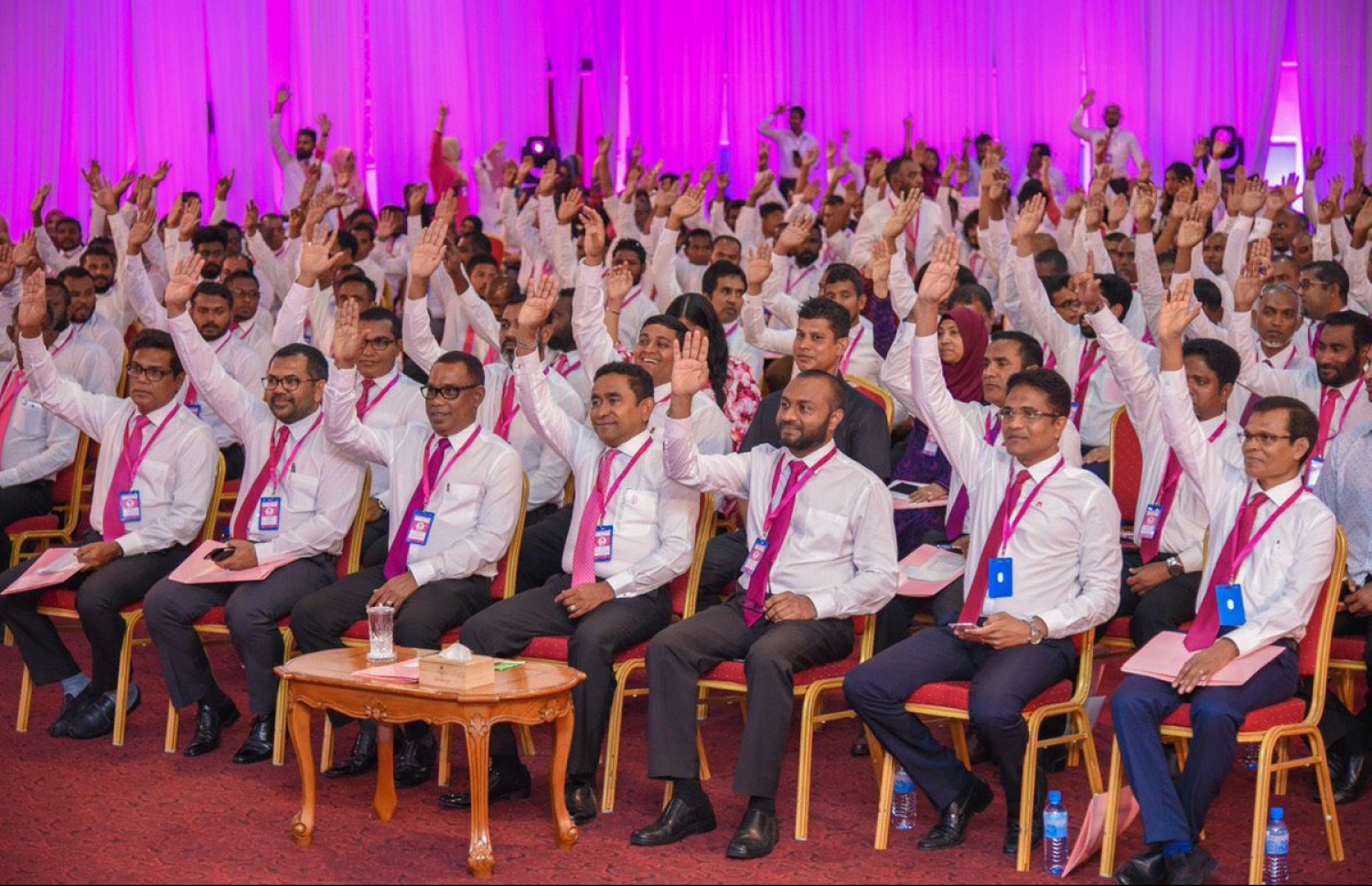 ޕީޕީއެމުން އެންމެ ފަހުން ބޭއްވި ކޮންގްރެސްގައި އެ ޕާޓީގެ ލީޑަޝިޕްގެ ބައެއް ބޭފުޅުންނާއި މަންދޫބުން އަތް ހިއްލައިގެން.---