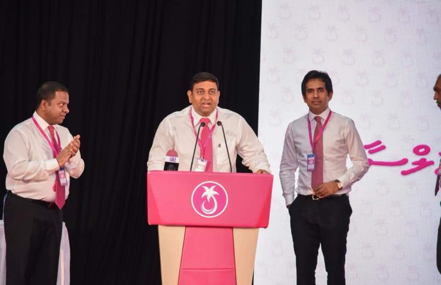 މާޅެ: ސެޕްޓެމްބަރު 28، 2018: ދަރުބާރުގޭގައި ކުރިއަށްދާ ޕީޕީއެމްގެ ކޮންގްރެސްގައި  ޕާޓީގެ ނައިބުރައީސް ކަމަށް ކުރިމަތިލައްވާ ނާކާމިޔާބު ވެވަޑައިގެންނެވި ފިޝަރީޒް މިނިސްޓަރު މުހައްމަދު ޝައިނީ ވާހަކަދައްކަވަނީ: މިކޮންގްރެސްގައި ޕީޕީއެމްގެ ރައީސްގެ މަގާމަށް އެ ޕާޓީގެ މުސްތަޝާރުގެ މަގާމުގައި ހުންނެވި ރައީސް އަބްދުﷲ ޔާމީން އިންތިހާބުކޮށްފައި ވާއިރު، ނައިބު ރައީސުންނަށް އިންތިހާބުކޮށްފައިވަނީ މިހާރު ވެސް އެ ޕާޓީގެ ނައިބު ރައީސުން ކަމަށްވާ އަބްދުއްރަހީމް އަބްދުﷲ އާއި ޓޫރިޒަމް މިނިސްޓަރު މޫސާ ޒަމީރުގެ އިތުރުން އިކޮނޮމިކް މިނިސްޓަރު މުހައްމަދު ސައީދާއި ރައީސް އޮފީހުގެ ލީގަލް އެފެއާޒް މިނިސްޓަރު އައިޝަތު އާޒިމާ ޝަކޫރު.--- ފޮޓޯ: ޕީޕީއެމް ޓްވިޓާ