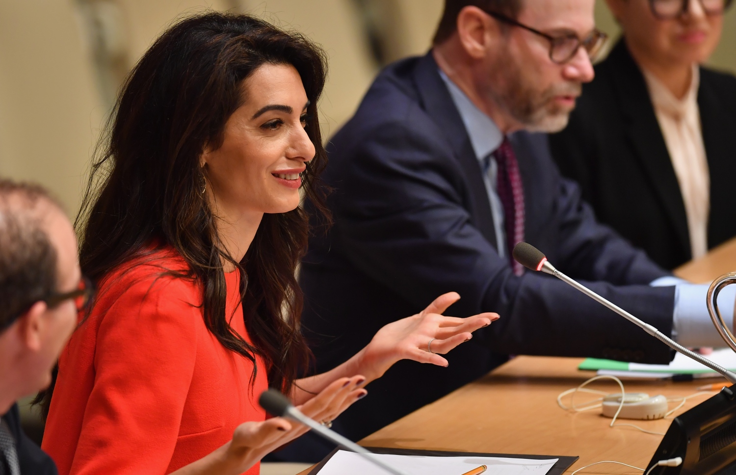 އިންސާނީ ހައްގުތަކާ ބެހޭ ގާނޫނީ ވަކީލް އަމާލް ކްލޫނީ (ވ) އދ.ގެ އިވެންޓެއްގައި ބައިވެރިވެވަޑައިގަންނަވަނީ. --ފޮޓޯ:އޭއެފްޕީ