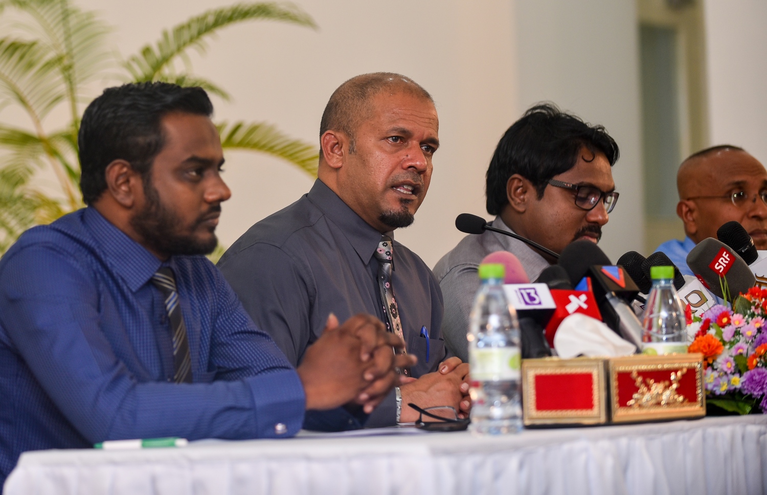 ނަތީޖާ އިއުލާންކުރަން ބޭއްވި ނޫސްވެރިންގެ ބައްދަލުވުމުގައި ކޮމިޝަންގެ މެމްބަރުން ބައިވެރިވެވަޑައިގަންނަވަނީ. --ފޮޓޯ: އަހްމަދު ނިޝާތު/މިހާރު