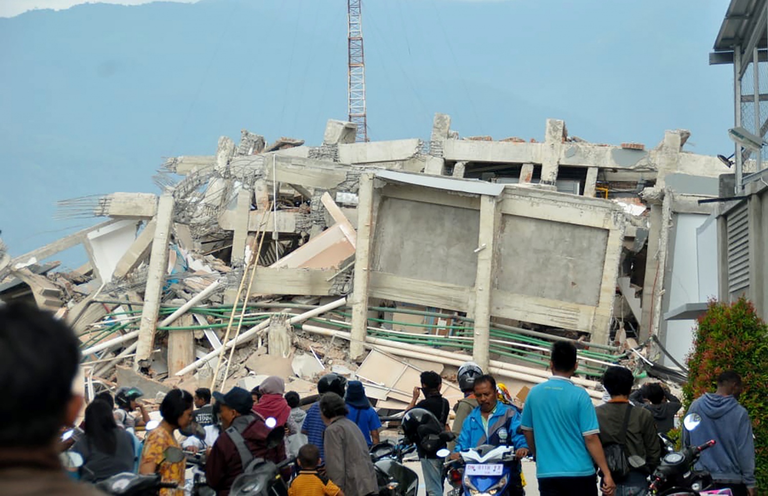 ބިންހެލުމުގައި އިންޑޮނީޝިއާގެ ސުލަވެސީގެ ޕާލޫގެ ބައެއް އިމާރާތްތައް ވެއްޓިފައި. --ފޮޓޯ:އޭއެފްޕީ