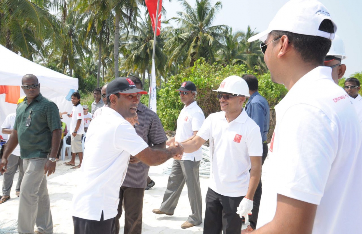 ދިރާގުން ރާއްޖޭގެ އުތުރުން ދެކުނަށް ސަބްމެރިން ކޭބަލް އަޅަން ބޭއްވި ރަސްމިއްޔާތުގައި ކުރީގެ ރައީސް މުހައްމަދު ނަޝީދު ބައިވެރިވެވަޑައިގަންނަވަނީ ފޮޓޯ: ދިރާގު