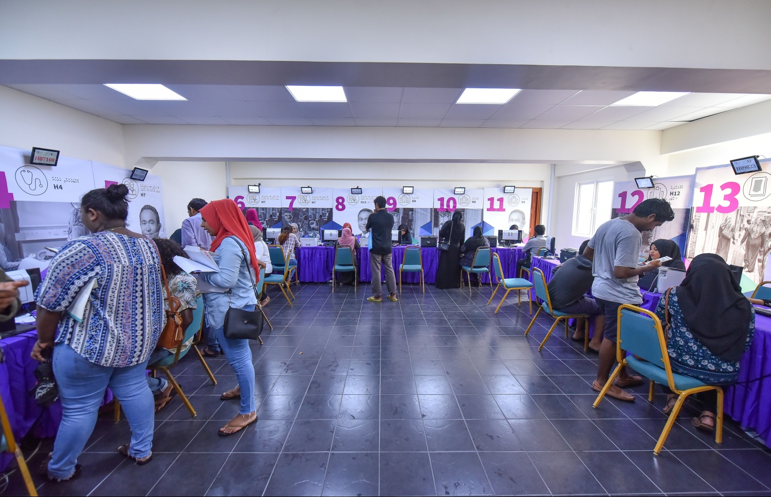 ފްލެޓަށް އެދި ބަޔަކު ފޯމު ލާން ހައުސިން މިނިސްޓްރީގައި.