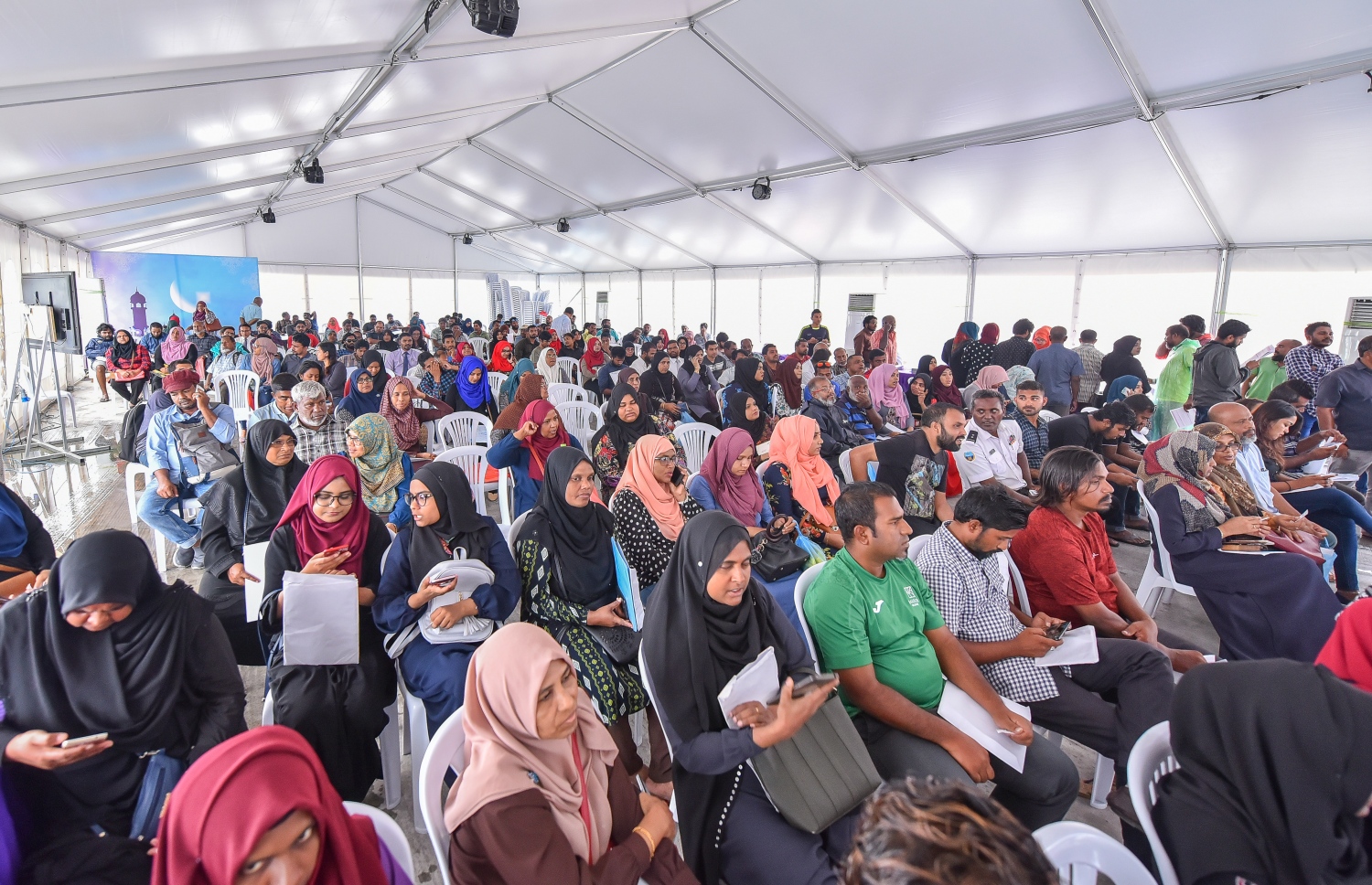 ފްލެޓަށް އެދި ފޯމު ހުށަހަޅަން ހައުސިން މިނިސްޓްރީއަށް ދިޔަ ބަޔަކު މަޑުކޮށްލައިގެން.---ފޮޓޯ: ނިޝާން އަލީ/މިހާރު