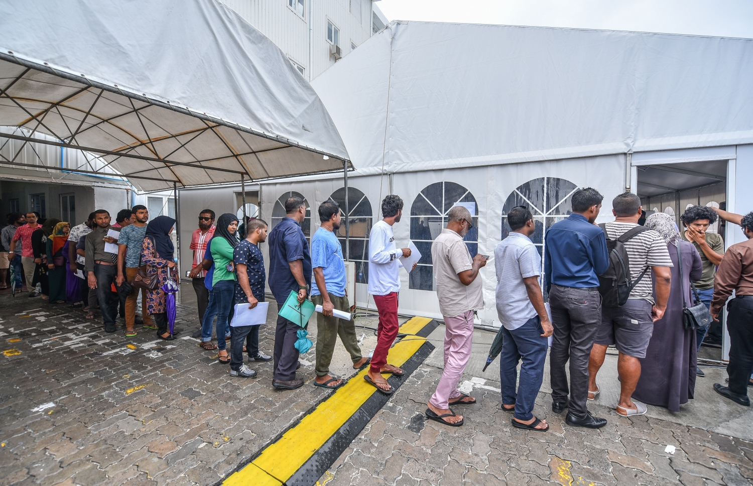 ފްލެޓަށް އެދި ފޯމު ހުށަހަޅަން  ދިޔަ ބަޔަކު ކިޔޫގައި މަޑުކޮށްލައިގެން.---ފޮޓޯ: ނިޝާން އަލީ/މިހާރު