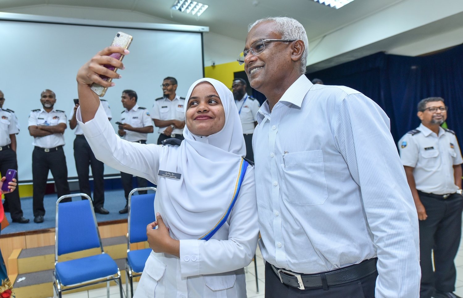 އިންތިޚާބީ ރައީސާއި ނައިބު ރައީސް ކަސްޓަމްސްގެ މުވައްޒަފުންނާ ބައްދަލުކުރެއްވުން