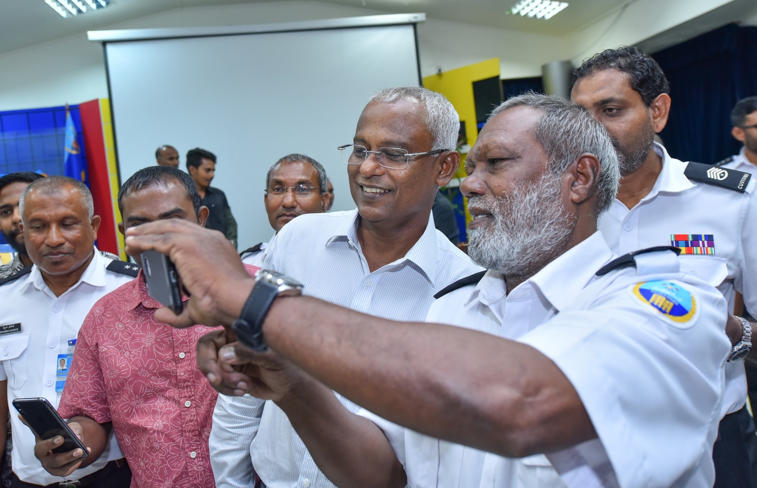 މާލެ: ސެޕްޓެމްބަރު 30، 2018- އިންތިޚާބީ ރައީސް އިބްރާހިމް މުހައްމަދު ސޯލިހް (އިބޫ) މިއަދު ކަސްޓަމްސް އަށް ކުރެއްވި ޒިޔާރަތުގެ ތެރެއިން، އެތަނުގެ މުވައްޒަފަކު، އެމަނިކުފާނާ އެކު ސެލްފީއެއް ނަގަނީ.---ފޮޓޯ: ނިޝާން އަލީ/މިހާރު