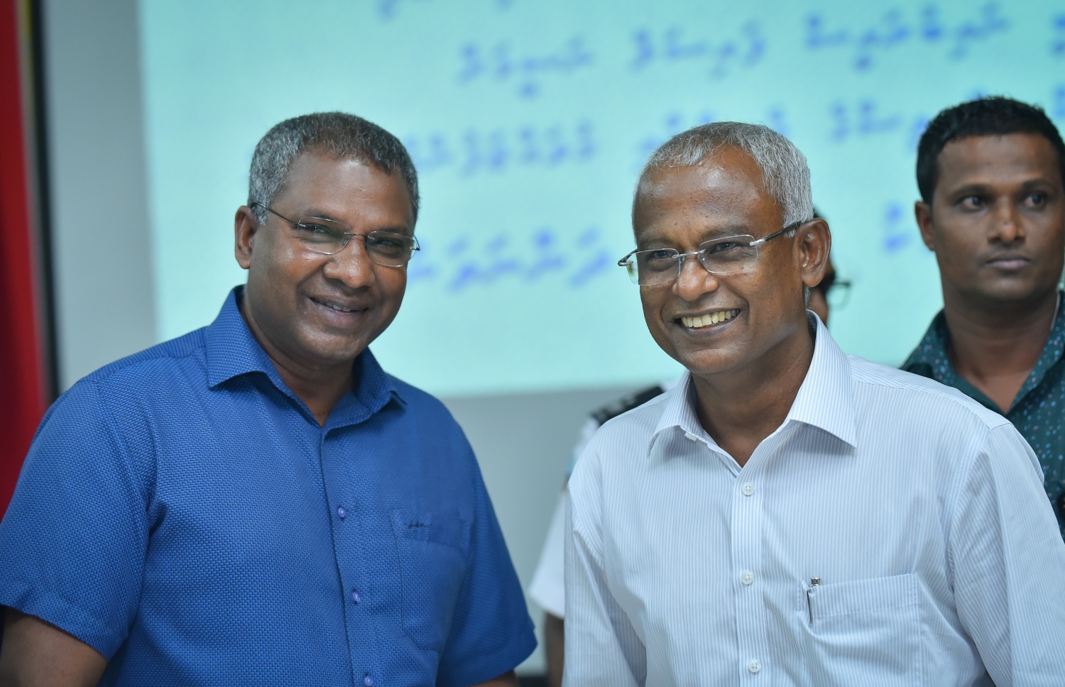 މާލެ: ސެޕްޓެމްބަރު 30، 2018- އިންތިޚާބީ ރައީސް އިބްރާހިމް މުހައްމަދު ސޯލިހް (އިބޫ) އާއި އިންތިޚާބީ ނައިބު ރައީސް ފައިސަލް ނަސީމް ކަސްޓަމްސްއަށް މިއަދު ކުރެއްވި ޒިޔާރަތުގެ ތެރެއިން، އިބޫ އާއި ކޮމިޝަނާ ޖެނެރަލް އޮފް ކަސްޓަމްސް މުހައްމަދު ޖުނައިދު ފޮޓޯއެއް ނަންގަވަނީ.---ފޮޓޯ: ނިޝާން އަލީ/މިހާރު