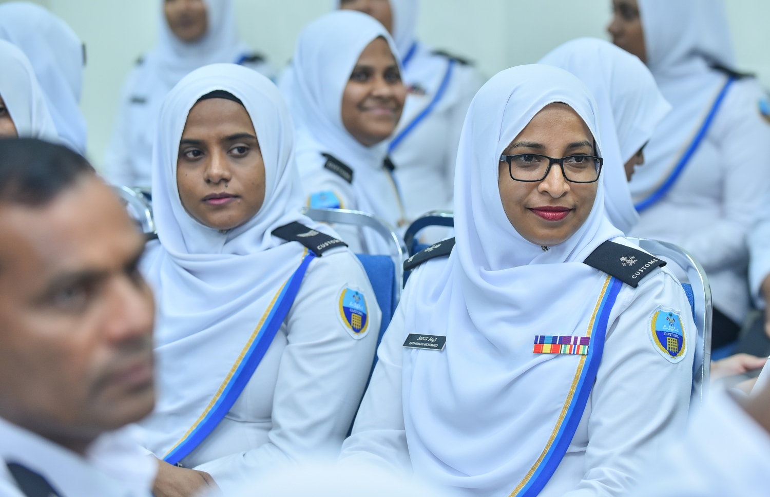 މާލެ: ސެޕްޓެމްބަރު 30، 2018- އިންތިޚާބީ ރައީސް އިބްރާހިމް މުހައްމަދު ސޯލިހް (އިބޫ) އާއި އިންތިޚާބީ ނައިބު ރައީސް ފައިސަލް ނަސީމް ކަސްޓަމްސްއަށް މިއަދު ވަޑައިގެން ބޭއްވެވި ބައްދަލުވުމަށް ހާޒިރުވި، އެ އިދާރާގެ ބައެއް މުވައްޒަފުން.---ފޮޓޯ: ނިޝާން އަލީ/މިހާރު