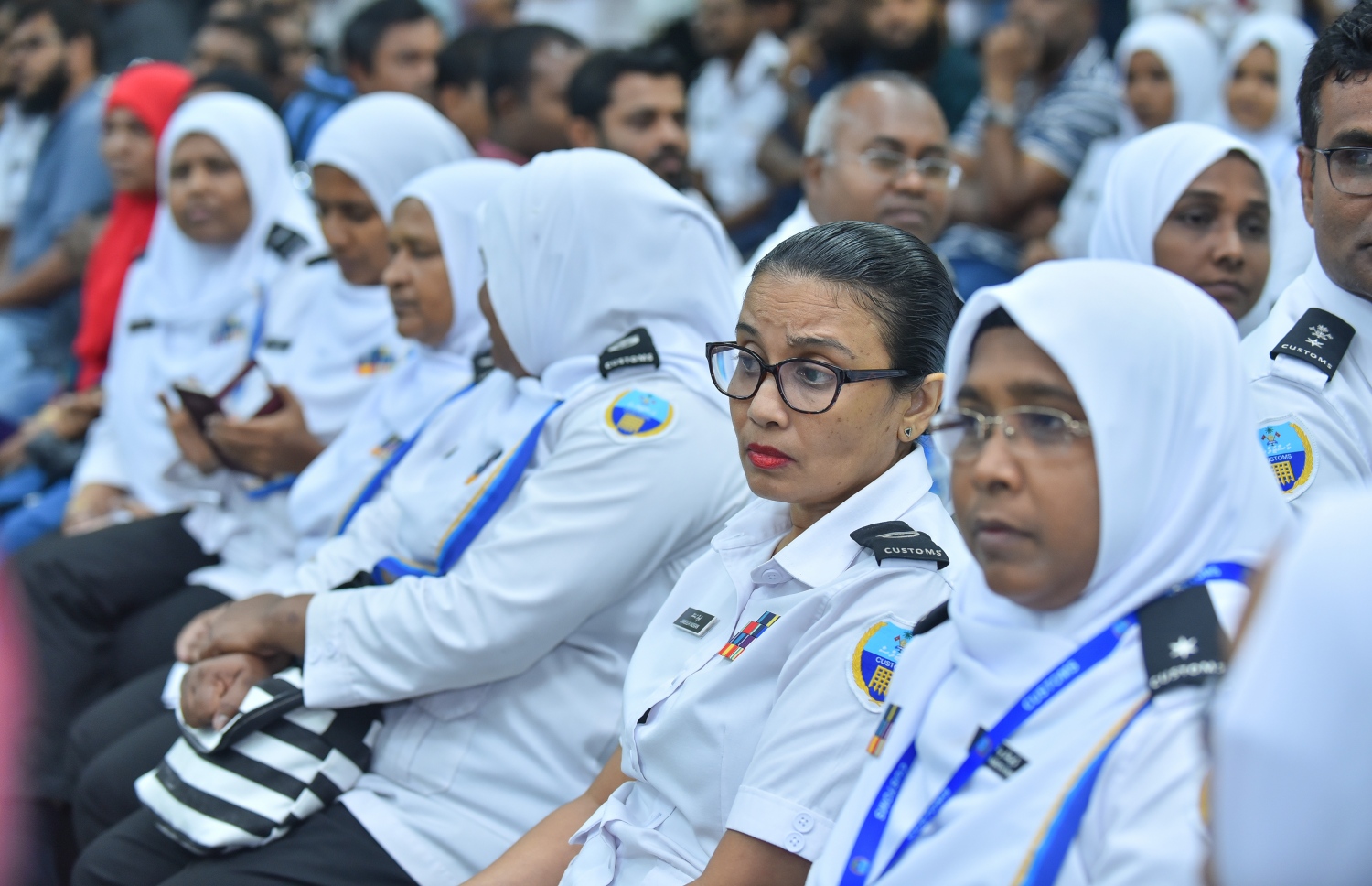 މާލެ: ސެޕްޓެމްބަރު 30، 2018- އިންތިޚާބީ ރައީސް އިބްރާހިމް މުހައްމަދު ސޯލިހް (އިބޫ) އާއި އިންތިޚާބީ ނައިބު ރައީސް ފައިސަލް ނަސީމް ކަސްޓަމްސްއަށް މިއަދު ވަޑައިގެން ބޭއްވެވި ބައްދަލުވުމަށް ހާޒިރުވި، އެ އިދާރާގެ ބައެއް މުވައްޒަފުން.---ފޮޓޯ: ނިޝާން އަލީ/މިހާރު