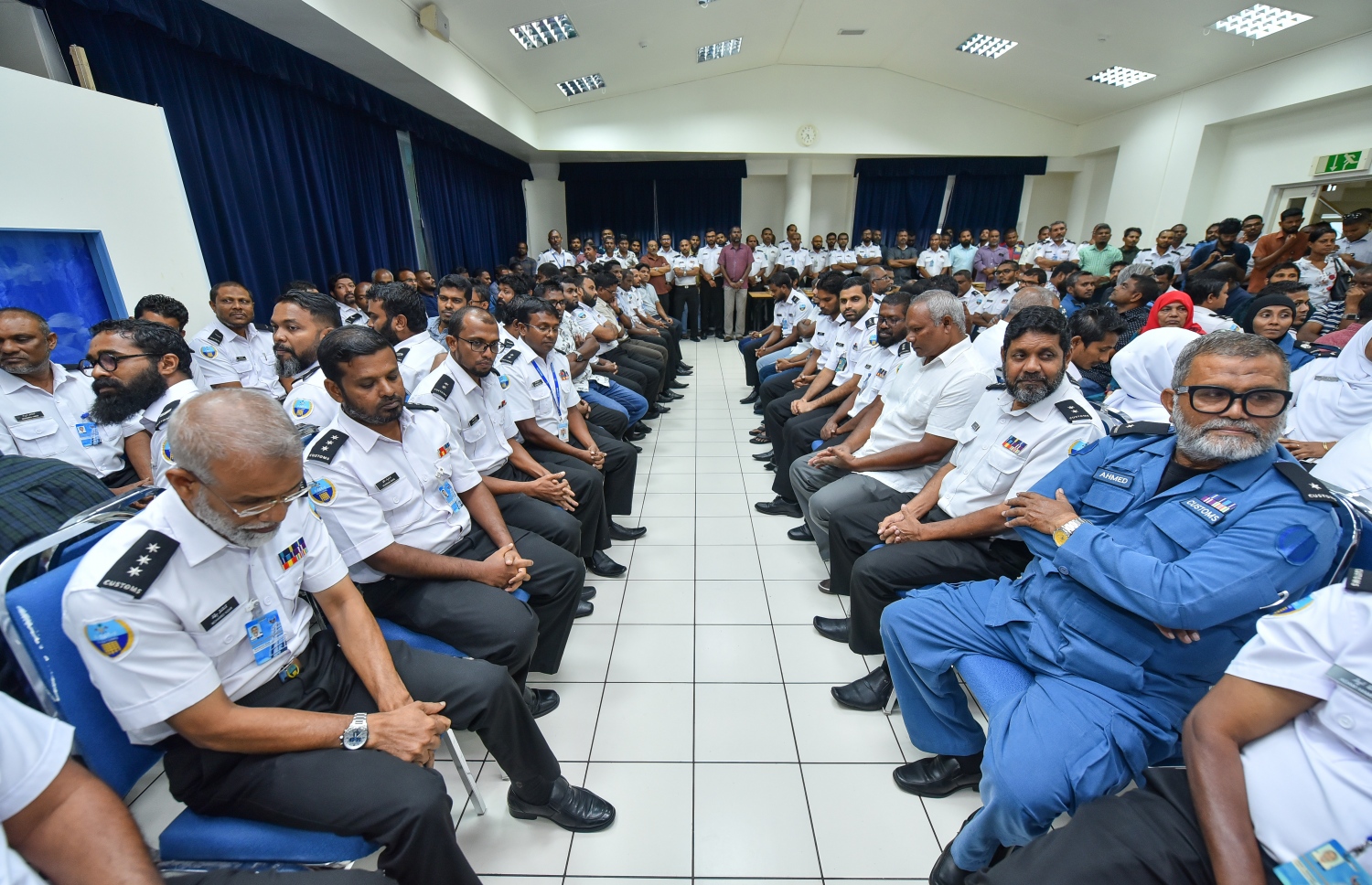 މާލެ: ސެޕްޓެމްބަރު 30، 2018- އިންތިޚާބީ ރައީސް އިބްރާހިމް މުހައްމަދު ސޯލިހް (އިބޫ) އާއި އިންތިޚާބީ ނައިބު ރައީސް ފައިސަލް ނަސީމް ކަސްޓަމްސްއަށް މިއަދު ވަޑައިގެން ބޭއްވެވި ބައްދަލުވުމަށް ހާޒިރުވި، އެ އިދާރާގެ ބައެއް މުވައްޒަފުން.---ފޮޓޯ: ނިޝާން އަލީ/މިހާރު