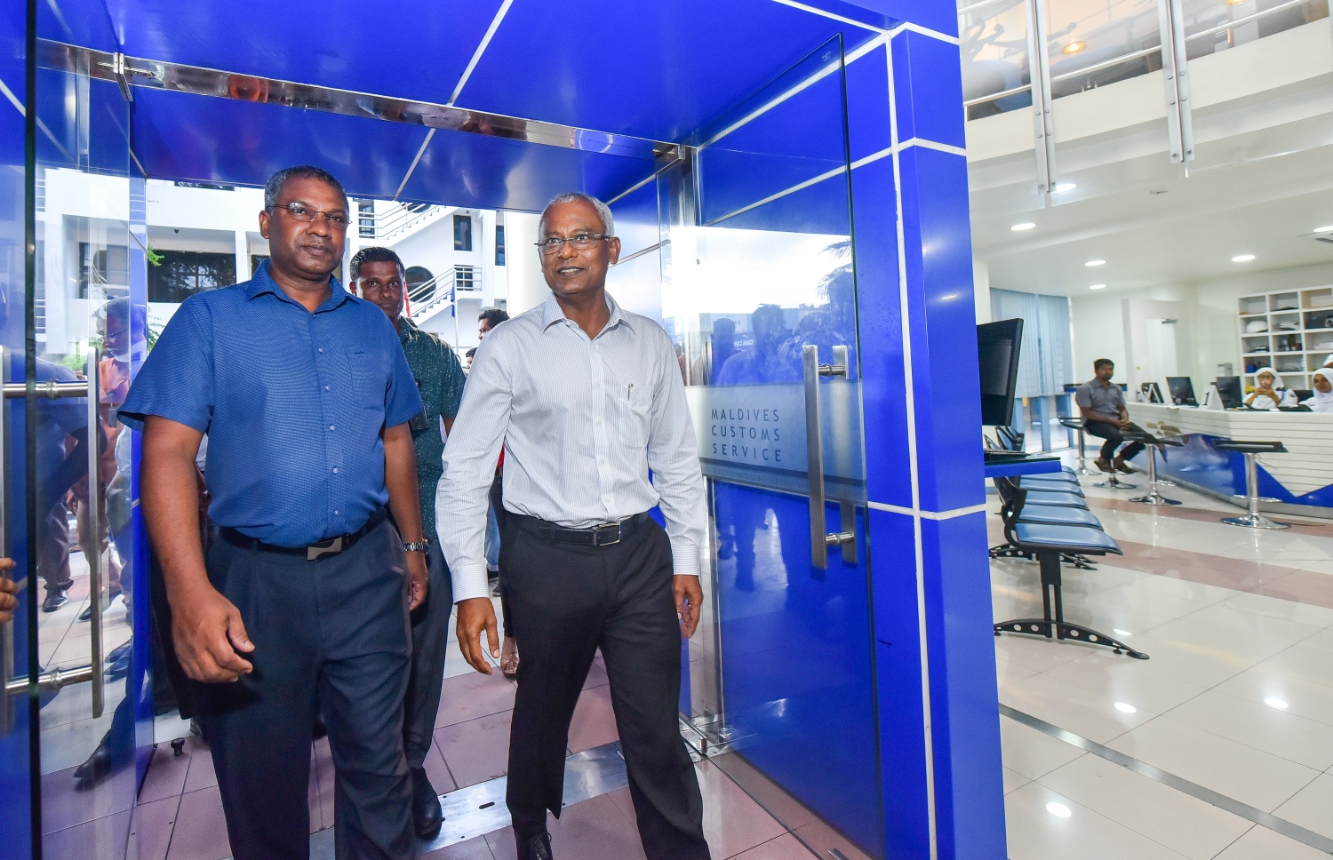 މާލެ: ސެޕްޓެމްބަރު 30، 2018- އިންތިޚާބީ ރައީސް އިބްރާހިމް މުހައްމަދު ސޯލިހް (އިބޫ)، ކޮމިޝަނާ ޖެނެރަލް އޮފް ކަސްޓަމްސް ޖުނައިދާ އެކު މިއަދު އެ އިދާރާއަށް ވަދެވަޑައިގަންނަވަނީ: އިބޫ ވަނީ ކަސްޓަމްސްގެ މުވައްޒަފުންނާ މިއަދު ބައްދަލުކުރައްވާފައި.---ފޮޓޯ: ނިޝާން އަލީ/މިހާރު