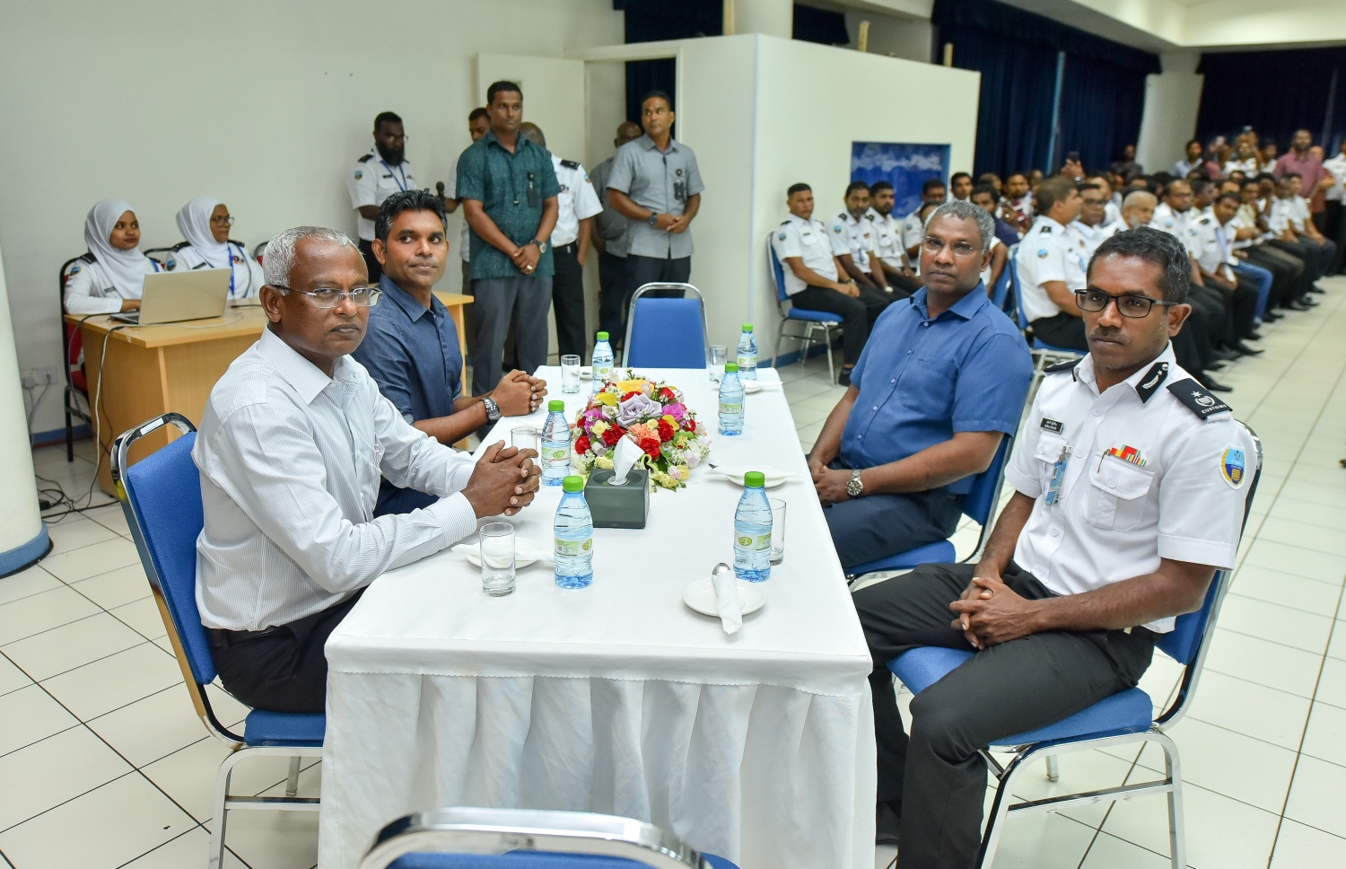 އިންތިޚާބީ ރައީސް އިބްރާހިމް މުހައްމަދު ސޯލިހް (އިބޫ) އަދި އިންތިޚާބީ ނައިބު ރައީސް ފައިސަލް ނަސީމާއި ކޮމިޝަނާ ޖެނެރަލް އޮފް ކަސްޓަމްސް ޖުނައި މިއަދުގެ ބައްދަލުވުމުގައި.---ފޮޓޯ: ނިޝާން އަލީ/މިހާރު