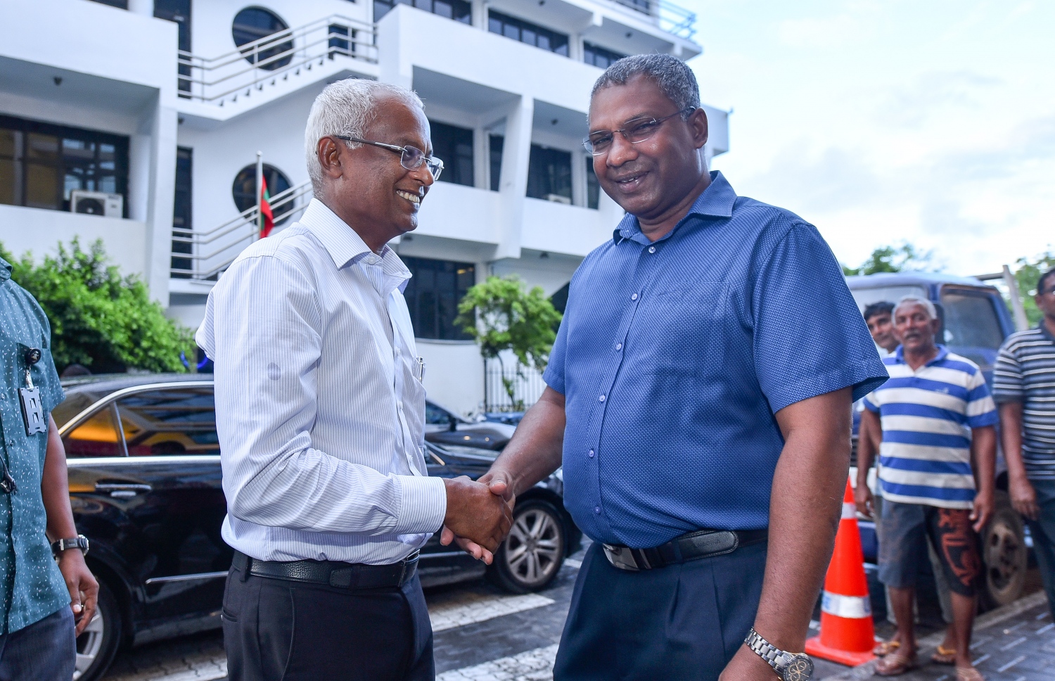 މާލެ: ސެޕްޓެމްބަރު 30، 2018- އިންތިޚާބީ ރައީސް އިބްރާހިމް މުހައްމަދު ސޯލިހް (އިބޫ) މިއަދު ކަސްޓަމްސް އަށް ވަޑައިގަތުމުން، ކޮމިޝަނާ ޖެނެރަލް އޮފް ކަސްޓަމްސް މުހައްމަދު ޖުނައިދު މަރުހަބާ ދަންނަވަނީ.---ފޮޓޯ: ނިޝާން އަލީ/މިހާރު