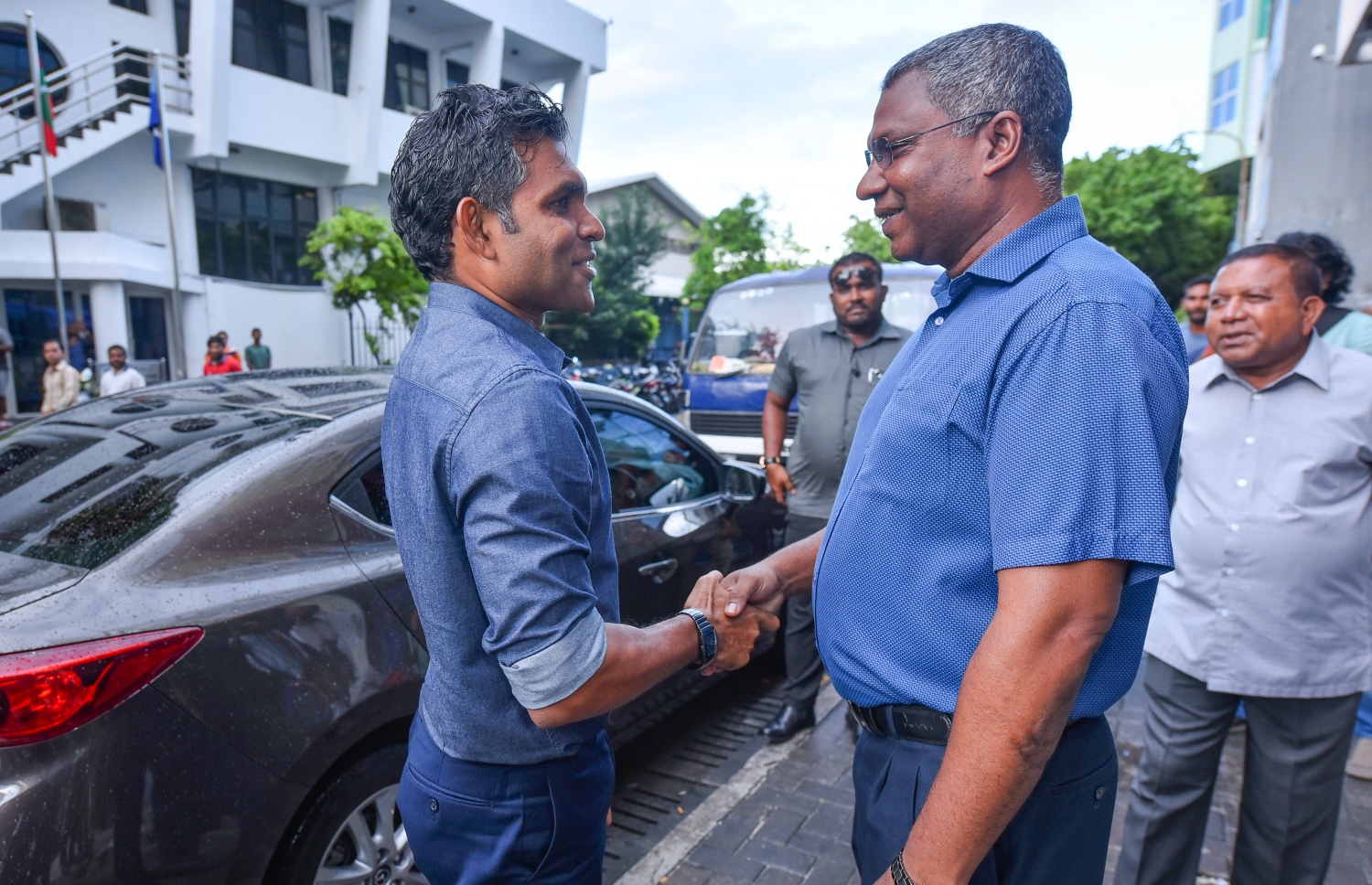 މާލެ: ސެޕްޓެމްބަރު 30، 2018- އިންތިޚާބީ ނައިބު ރައީސް ފައިސަލް ނަސީމް މިއަދު ކަސްޓަމްސް އަށް ވަޑައިގަތުމުން، ކޮމިޝަނާ ޖެނެރަލް އޮފް ކަސްޓަމްސް މުހައްމަދު ޖުނައިދު، އެމަނިކުފާނަށް މަރުހަބާ ދަންނަވަނީ.---ފޮޓޯ: ނިޝާން އަލީ/މިހާރު