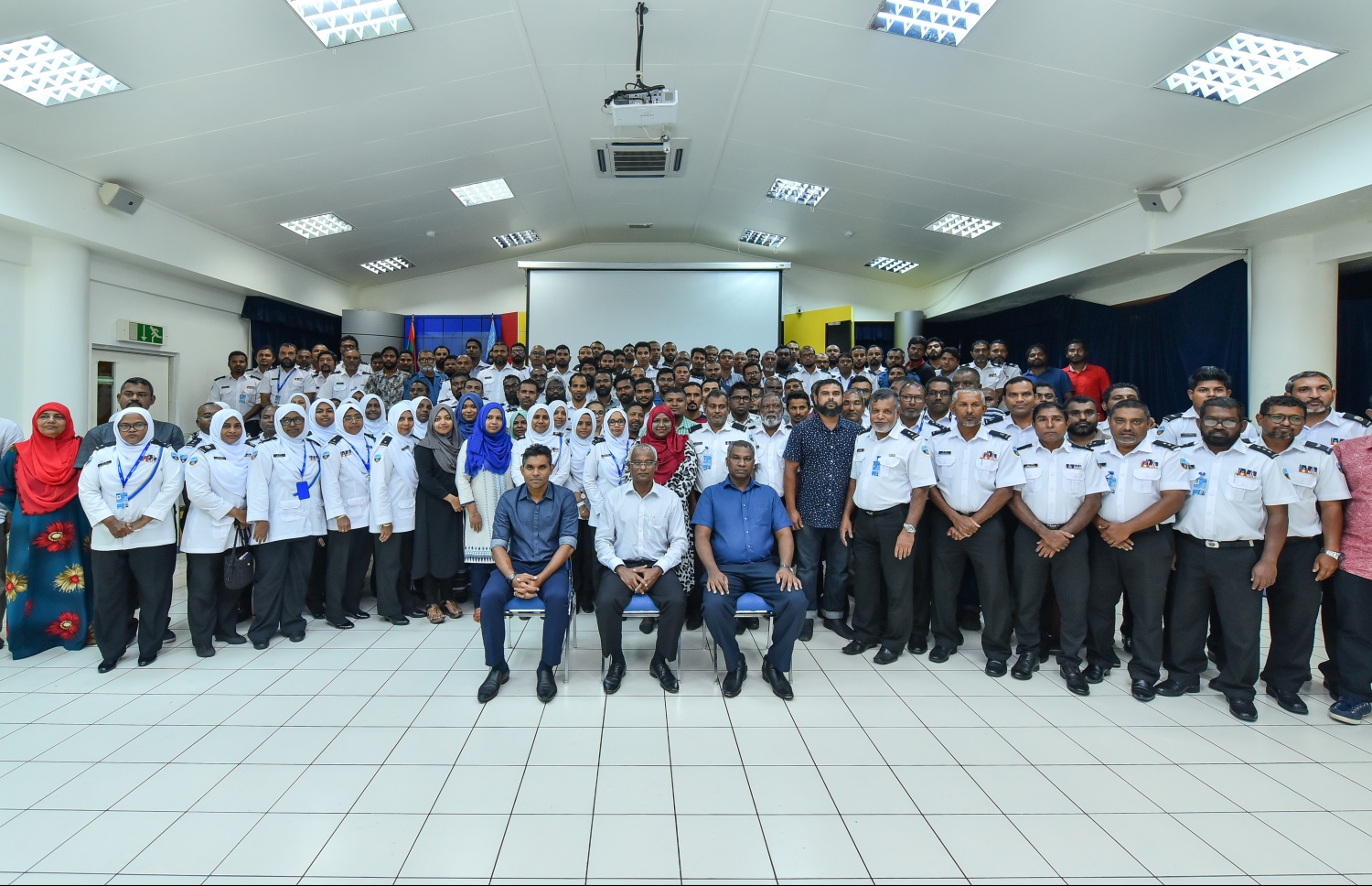 މާލެ: ސެޕްޓެމްބަރު 30، 2018- އިންތިޚާބީ ރައީސް އިބްރާހިމް މުހައްމަދު ސޯލިހް (އިބޫ) އާއި އިންތިޚާބީ ނައިބު ރައީސް ފައިސަލް ނަސީމް ކަސްޓަމްސްއަށް މިއަދު ކުރެއްވި ޒިޔާރަތުގައި، ކޮމިޝަނާ ޖެނެރަލް އޮފް ކަސްޓަމްސް ޖުނައިދާއި އެ އިދާރާގެ ބައެއް މުވައްޒަފުންނާ އެކު ގުރޫޕް ފޮޓޯއެއް ނަންގަވަނީ.---ފޮޓޯ: ނިޝާން އަލީ/މިހާރު