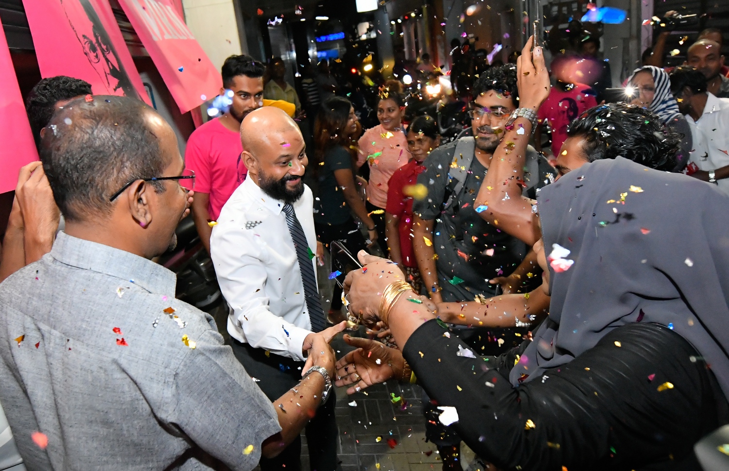 ކަފާލާތުގެ ދަށުން ފާރިސް މިއަދު މިނިވަންކުރުމާ އެކު، އެންދެރިމާގެއަށް ވަޑައިގެން ސަޕޯޓަރުންނާ ސަލާމް ކުރައްވަނީ.---ފޮޓޯ: ހުސައިން ވަހީދު/މިހާރު