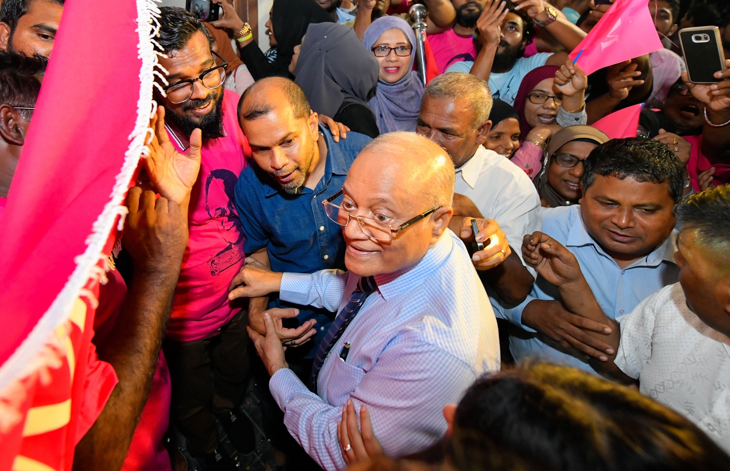 ކަފާލާތުގެ ދަށުން މައުމޫން މިނިވަންކުރުމާ ގުޅިގެން، މިރޭ އިރާކޮޅު ގެކޮޅަށް ވަޑައިގެން ސަޕޯޓަރުންނާ އެކު.---ފޮޓޯ: ހުސައިން ވަހީދު/މިހާރު