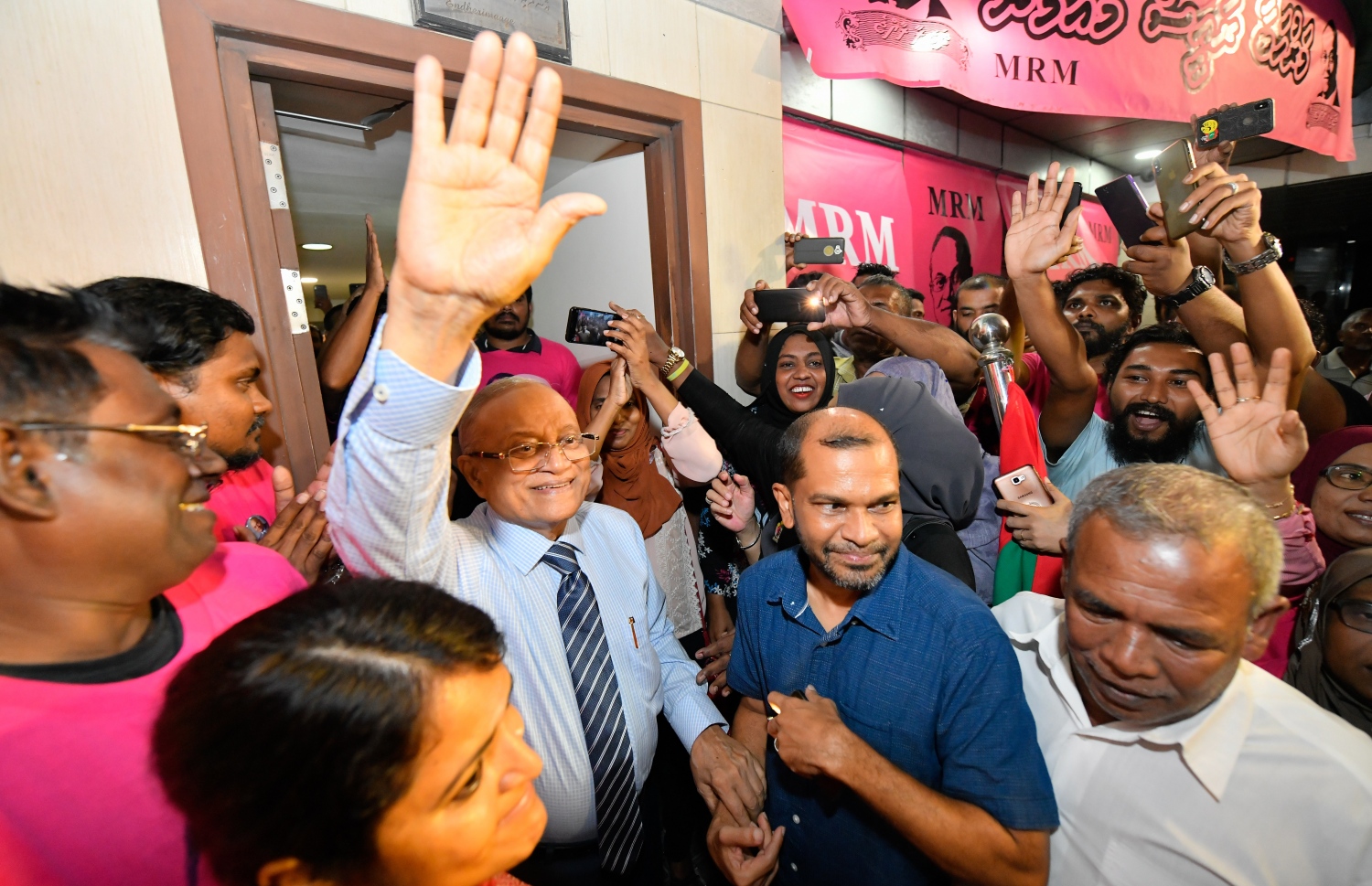 ރައީސް ޔާމީނަށް 2013ގެ އިންތިޚާބު ކާމިޔާބު ވުމުގެ އަސްލު ކަމުގައިވާ، ކުރީގެ ރައީސް މައުމޫން ހަތް މަހަށް ވުރެ ގިނަ ދުވަހު ޖަލުގައި ގެންގުޅުމަށް ފަހު، ސެޕްޓެމްބަރު 30 ވަނަ ދުވަހު ކަފާލާތުގެ ދަށުން މިނިވަންވުމުން ސަޕޯޓަރުންނާ އެކު މަގުމަތީގައި.