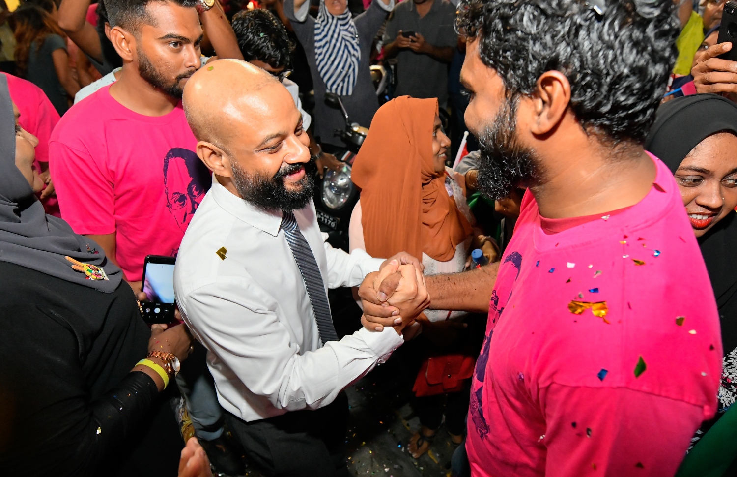 މާލެ: ސެޕްޓެމްބަރު 30، 2018- ޝަހްސު އޮޅުވާލުމުގެ ދައުވާއެއް ސާބިތުވެ، ހަތަރު މަހާއި 24 ދުވަހުގެ ޖަލު ހުކުމެއް ތަންފީޒު ކުރަމުންދިޔަ ދިއްގަރު ދާއިރާގެ މެމްބަރު އަދި މައުމޫންގެ ދަރިކަލުން އަހުމަދު ފާރިސް މައުމޫން ކަފާލާތުގެ ދަށުން ބަންދުން މިނިވަންވެ ވަޑައިގަތުމަށްފަހު، އެންދެރިމާގެއަށް ވަޑައިގަތުމުން މަރުހަބާ ދެންނެވުމުގެ ގޮތުން އެސަރަހައްދަށް އެއްވެ ތިބި މީހުންނާ ސަލާމް ކުރައްވަނީ.---ފޮޓޯ: ހުސައިން ވަހީދު/މިހާރު