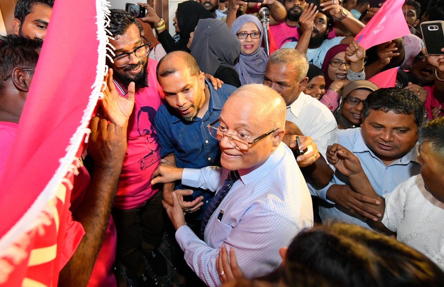 މާލެ: ސެޕްޓެމްބަރު 30، 2018- ގާނޫނާ ޚިލާފަށް ވެރިކަން ވައްޓާލަން އުޅުނު ކަމުގެ ތުހުމަތުގައި ހައްޔަރުކުރުމަށްފަހު މާފުށީ ޖަލުގައި ހުކުމް ތަންފީޒު ކުރައްވަމުން ގެންދެވި ކުރީގެ ރައީސް މައުމޫން އަބްދުލްގައްޔޫމް ކަފާލާތުގެ ދަށުން މިނިވަންވެ ވަޑައިގަތުމަށްފަހު އެންދެރިމާގެއަށް ވަޑައިގަތުމުން ގިނަ އަދަދެއްގެ މީހުން އެސަރަހައްދަށް އެއްވެ އެމަނިކުފާނަށް މަރުހަބާ ދަންނަވަނީ---ފޮޓޯ: ހުސައިން ވަހީދު/މިހާރު