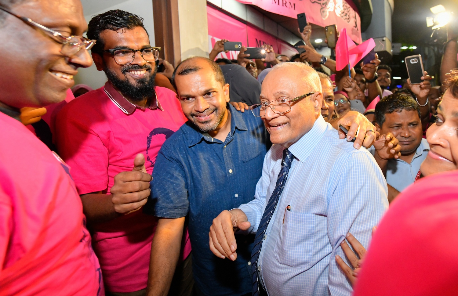 މާލެ: ސެޕްޓެމްބަރު 30، 2018- ގާނޫނާ ޚިލާފަށް ވެރިކަން ވައްޓާލަން އުޅުނު ކަމުގެ ތުހުމަތުގައި ހައްޔަރުކުރުމަށްފަހު މާފުށީ ޖަލުގައި ހުކުމް ތަންފީޒު ކުރައްވަމުން ގެންދެވި ކުރީގެ ރައީސް މައުމޫން އަބްދުލްގައްޔޫމް ކަފާލާތުގެ ދަށުން މިނިވަންވެ ވަޑައިގަތުމަށްފަހު އެންދެރިމާގެއަށް ވަޑައިގަތުމުން ގިނަ އަދަދެއްގެ މީހުން އެސަރަހައްދަށް އެއްވެ އެމަނިކުފާނަށް މަރުހަބާ ދަންނަވަނީ---ފޮޓޯ: ހުސައިން ވަހީދު/މިހާރު