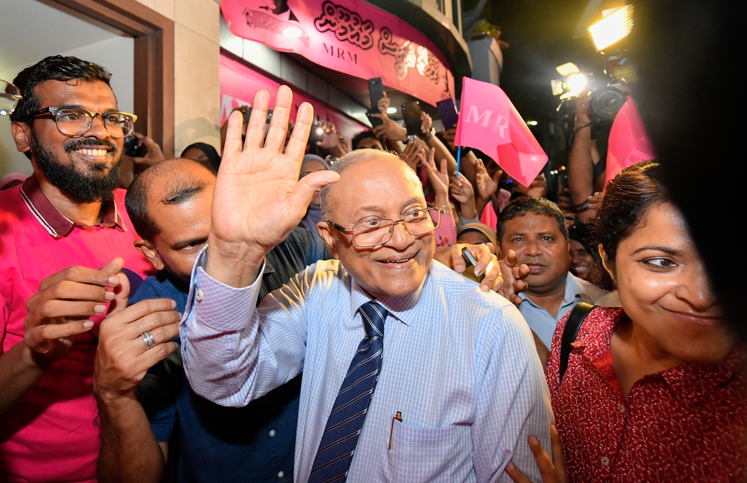 މައުމޫނާއި ފާރިސް މައުމޫން މިނިވަންވުން