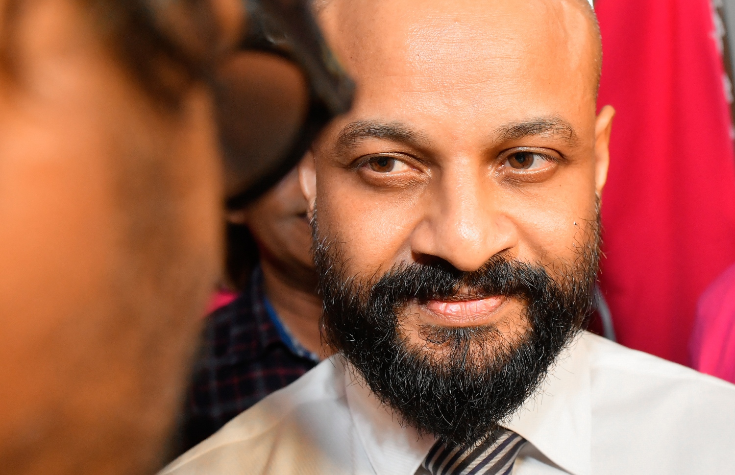 މާލެ: ސެޕްޓެމްބަރު 30، 2018- ޝަހްސު އޮޅުވާލުމުގެ ދައުވާއެއް ސާބިތުވެ، ހަތަރު މަހާއި 24 ދުވަހުގެ ޖަލު ހުކުމެއް ތަންފީޒު ކުރަމުންދިޔަ ދިއްގަރު ދާއިރާގެ މެމްބަރު އަދި މައުމޫންގެ ދަރިކަލުން އަހުމަދު ފާރިސް މައުމޫން ކަފާލާތުގެ ދަށުން ބަންދުން މިނިވަންވެ ވަޑައިގަތުމަށްފަހު އެންދެރިމާގެއަށް ވަޑައިގަންނަވަނީ.---ފޮޓޯ: ހުސައިން ވަހީދު/މިހާރު