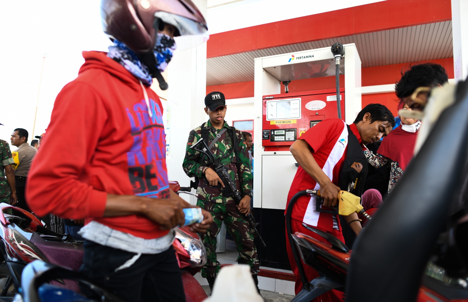 އިންޑޮނީޝިއާގެ ޕާލޫ އަށް އައި ބިންހެލުމަށް ފަހު ޕެޓްރޯލް ސްޓޭޝަންތައް ސިފައިން ބަލަހައްޓަނީ. --ފޮޓޯ:އޭއެފްޕީ