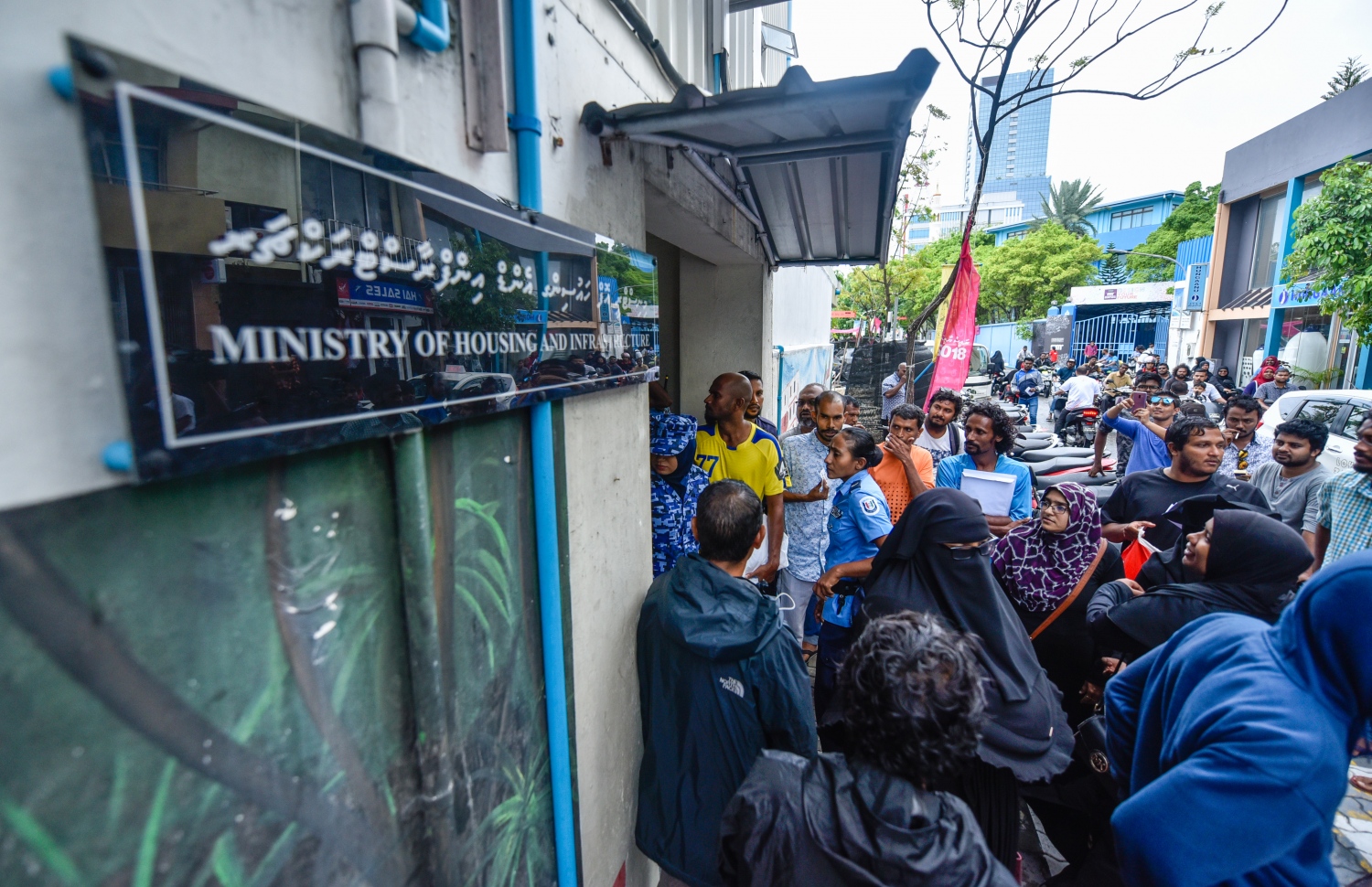 ހިޔާ މަޝްރޫއަށް ފޯމް ހުށަހަޅަން ގޮސް ތިބި ބައެއް މީހުން ހިތްހަމަނުޖެހުން ފާޅުކުރަނީ: ބޮޑެތި މައްސަލަތަކެއް ކުރިމަތިވި މަޝްރޫއެއް -- ފައިލް ފޮޓޯ: މިހާރު