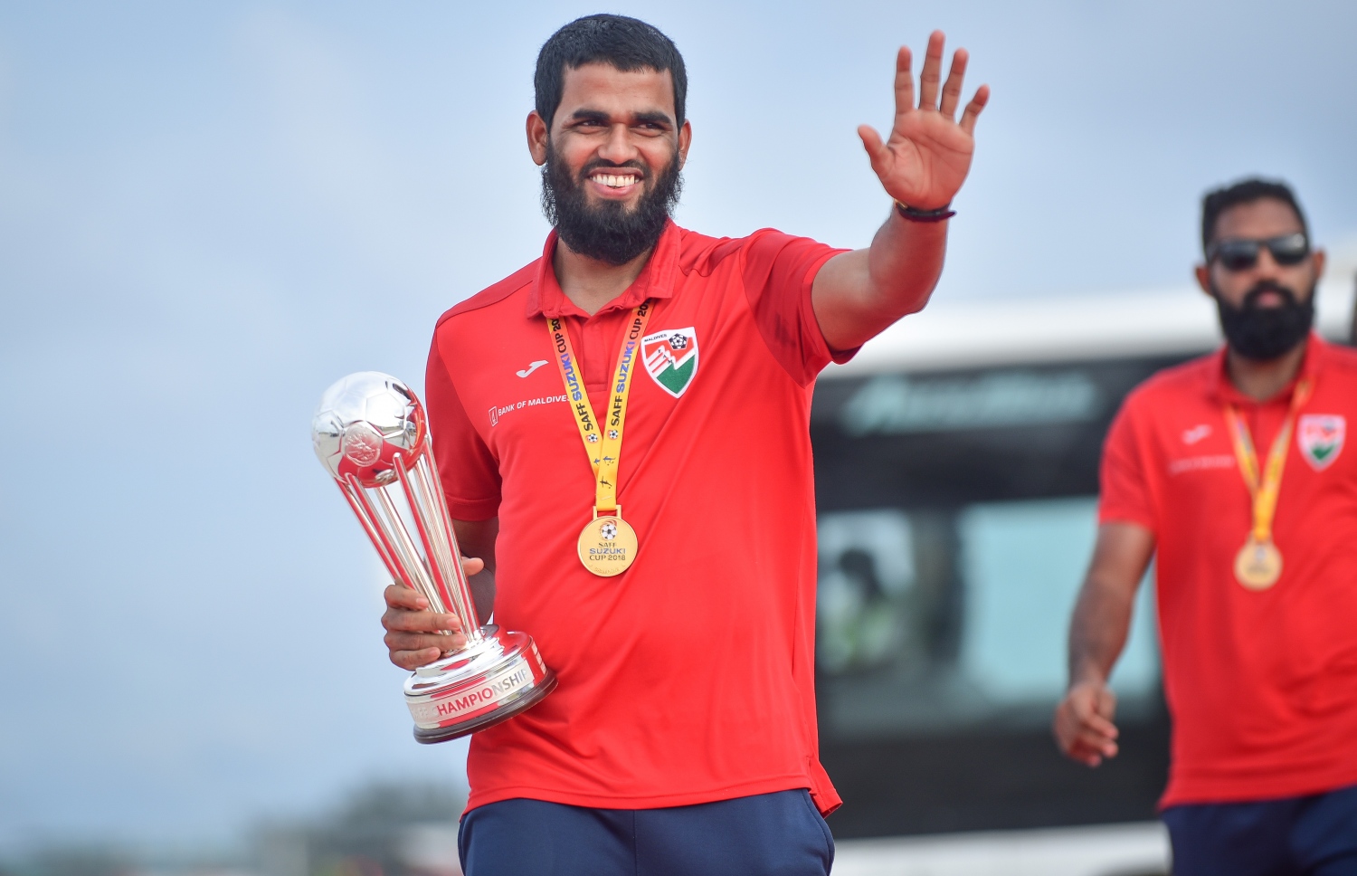 އަކްރަމް 2018 ގެ ސާފް ޗެމްޕިއަންޝިޕް އުފުލާލި ކެޕްޓަން --- ފައިލް ފޮޓޯ: އެފްއޭއެމް