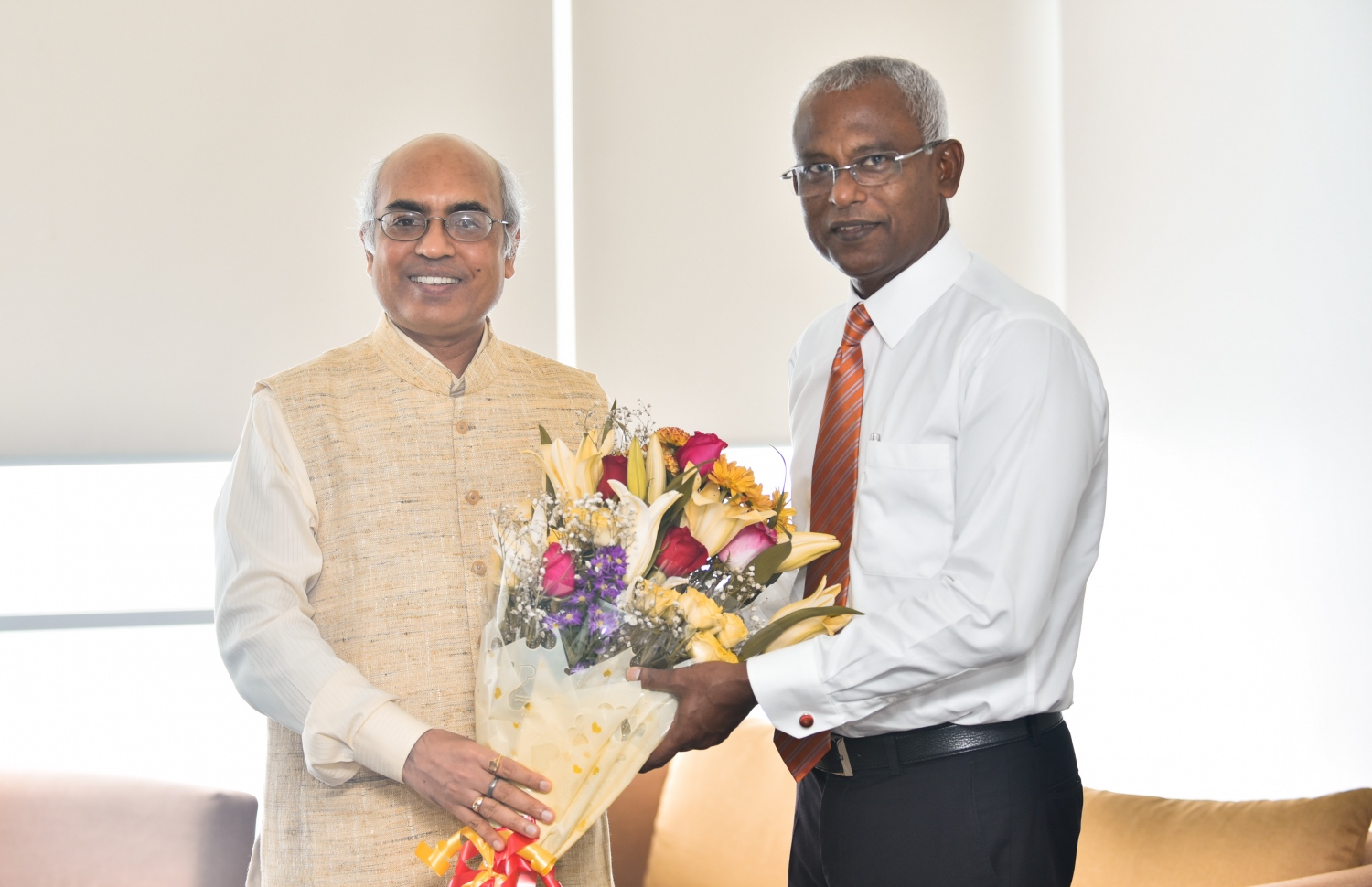 އިންތިޚާބީ ރައީސް އިބޫ، އިންޑިޔާއިން ރާއްޖެ ކަނޑައަޅާފައި ހުންނަވާ ސަފީރު އަކިލޭޝްއާ މިއަދު ބައްދަލުކުރައްވަނީ.--ފޮޓޯ: ހުސެއިން ވަހީދު/ މިހާރު