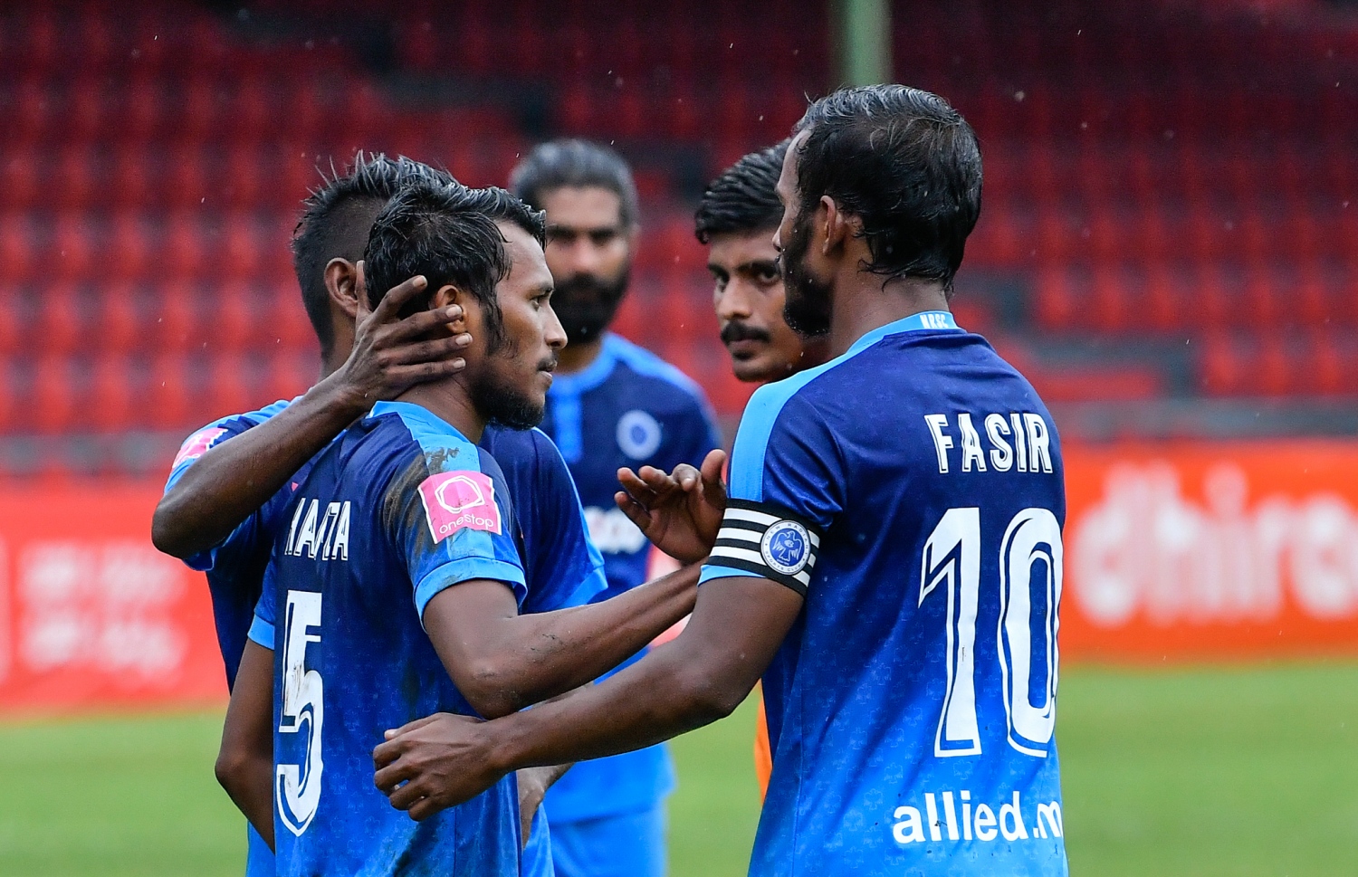 ނިއުގެ ކުޅުންތެރިން މިދިޔަ ސީޒަނުގައި މެޗެއްގައި ލަނޑު ޖެހުމަށް ފަހު އުފާފާޅުކުރަނީ. --ފޮޓޯ: ނިޝާން އަލީ/ މިހާރު