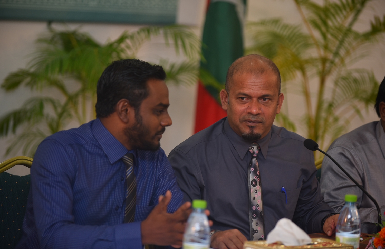 ރިޔާސީ އިންތިޚާބުގެ ދާއިމީ ނަތީޖާ އިއުލާން ކުރުމަށް މިދިޔަ ހޮނިހިރު ދުވަހު ބޭއްވި ޕްރެސް ބްރީފިންގައި ޝަރީފް (ކ) އަދި އީސީގެ މެމްބަރު އަކްރަމް.---ފޮޓޯ: އަހުމަދު ނިޝާތު/މިހާރު