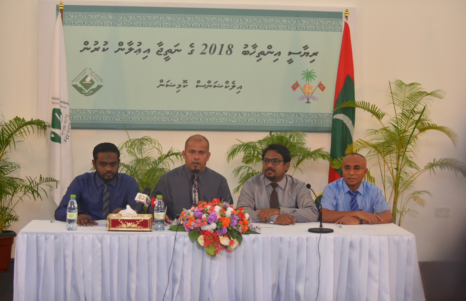 އީސީގެ މެމްބަރުން ނޫސްވެރިންނާ ވާހަކަ ދައްކަވަނީ. --ފޮޓޯ/މިހާރު