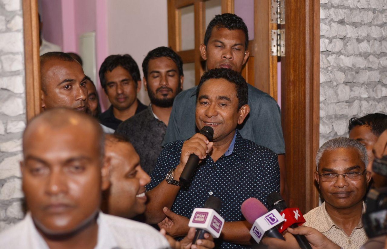 މި މަހުގެ ފުރަތަމަ ދުވަހުގެ ރޭ ޕީޕީއެމުން ބޭއްވި މުޒާހާރާގައި ރައީސް ޔާމީން ވާހަކަފުޅު ދައްކަވަނީ: އިންތިހާބުގެ ނަތީޖާއާ މެދު ޝައްކު އުފެއްދެވި. -- ފޮޓޯ / މިހާރު