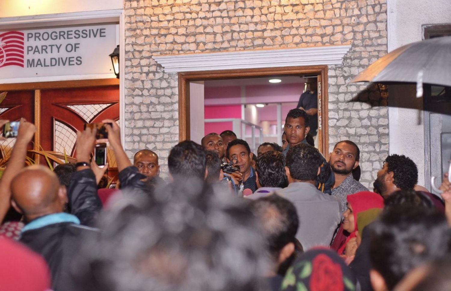 ޕީޕީއެމުން މިރޭ ބޭއްވި މުޒާހަރާގައި ރައީސް ޔާމީން ވާހަކަފުޅު ދައްކަވަނީ.---ފޮޓޯ: ހުސައިން ވަހީދު/މިހާރު