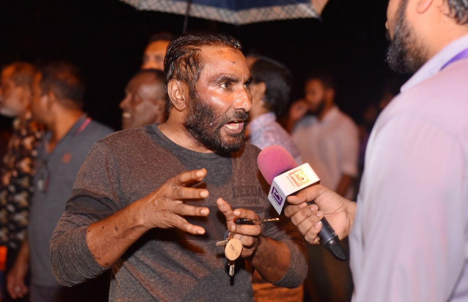 މާލެ: އޮކްޓޯބަރު 1، 2018: މިދިޔަ މަހުގެ 23 ގައި ބޭއްވި ރިޔާސީ އިންތިޚާބަށް ނުފޫޒު ފޯރާފައިވާކަން އެނގޭ ކަންތައްތަކެއް އެބަހުރި ކަމަށް ބުނެ، ޕީޕީއެމް އިން ބޭއްވި މުޒާހަރާގައި އައްސަދު ޗެނަލް 13 އަށް އިންޓަވިއުއެއް ދެއްވަނީ.-- ފޮޓޯ: ހުސެން ވަހީދު /މިހާރު