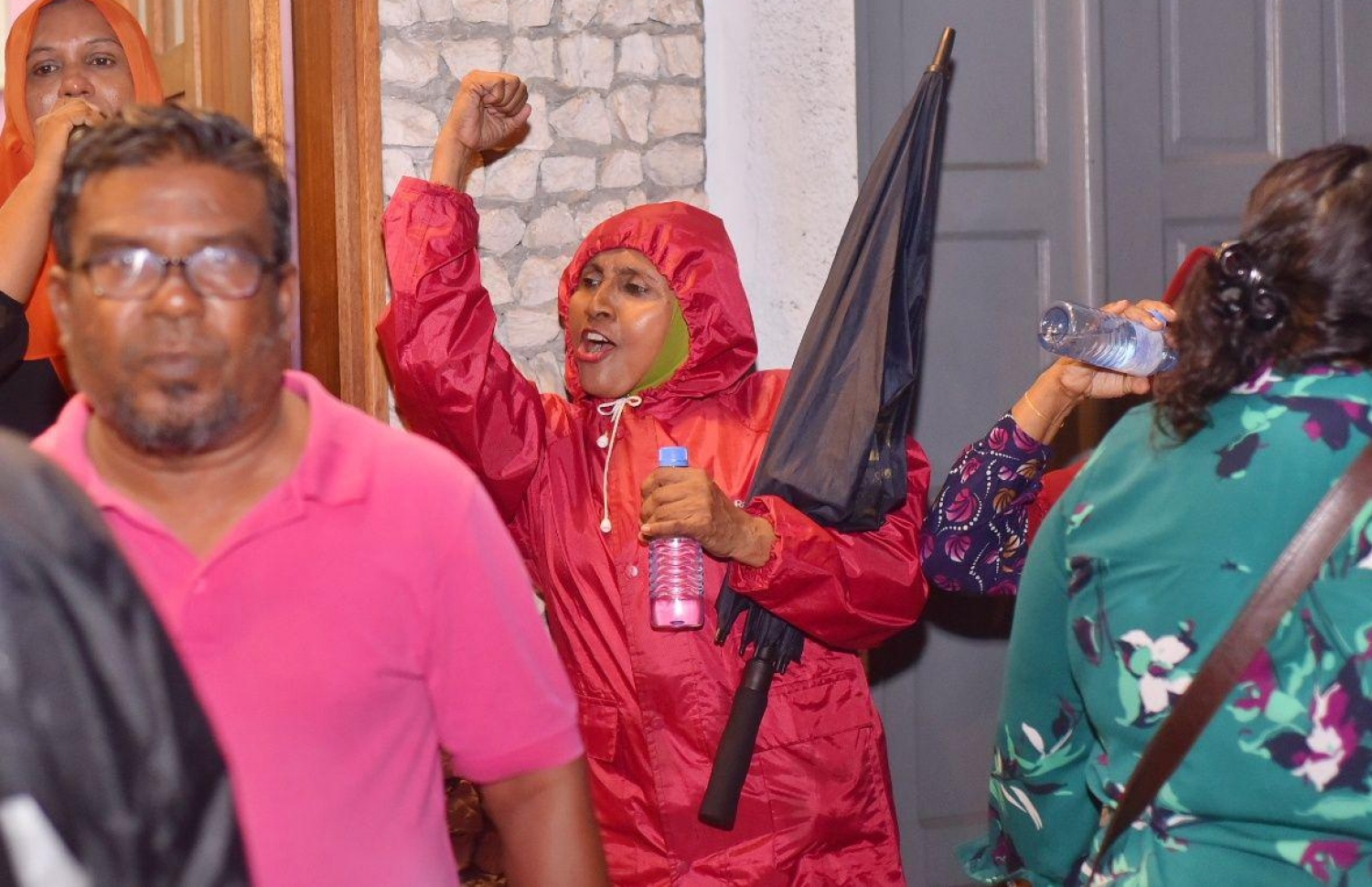 މާލެ: އޮކްޓޯބަރު 1، 2018: މިދިޔަ މަހުގެ 23 ގައި ބޭއްވި ރިޔާސީ އިންތިޚާބަށް ނުފޫޒު ފޯރާފައިވާކަން އެނގޭ ކަންތައްތަކެއް އެބަހުރި ކަމަށް ބުނެ، ޕީޕީއެމް އިން ބޭއްވި މުޒާހަރާގައި ޕީޕީއެމްގެ ސަޕޯޓަރުންތަކެއް އަޑުއުފުލަނީ.-- ފޮޓޯ: ހުސެން ވަހީދު /މިހާރު