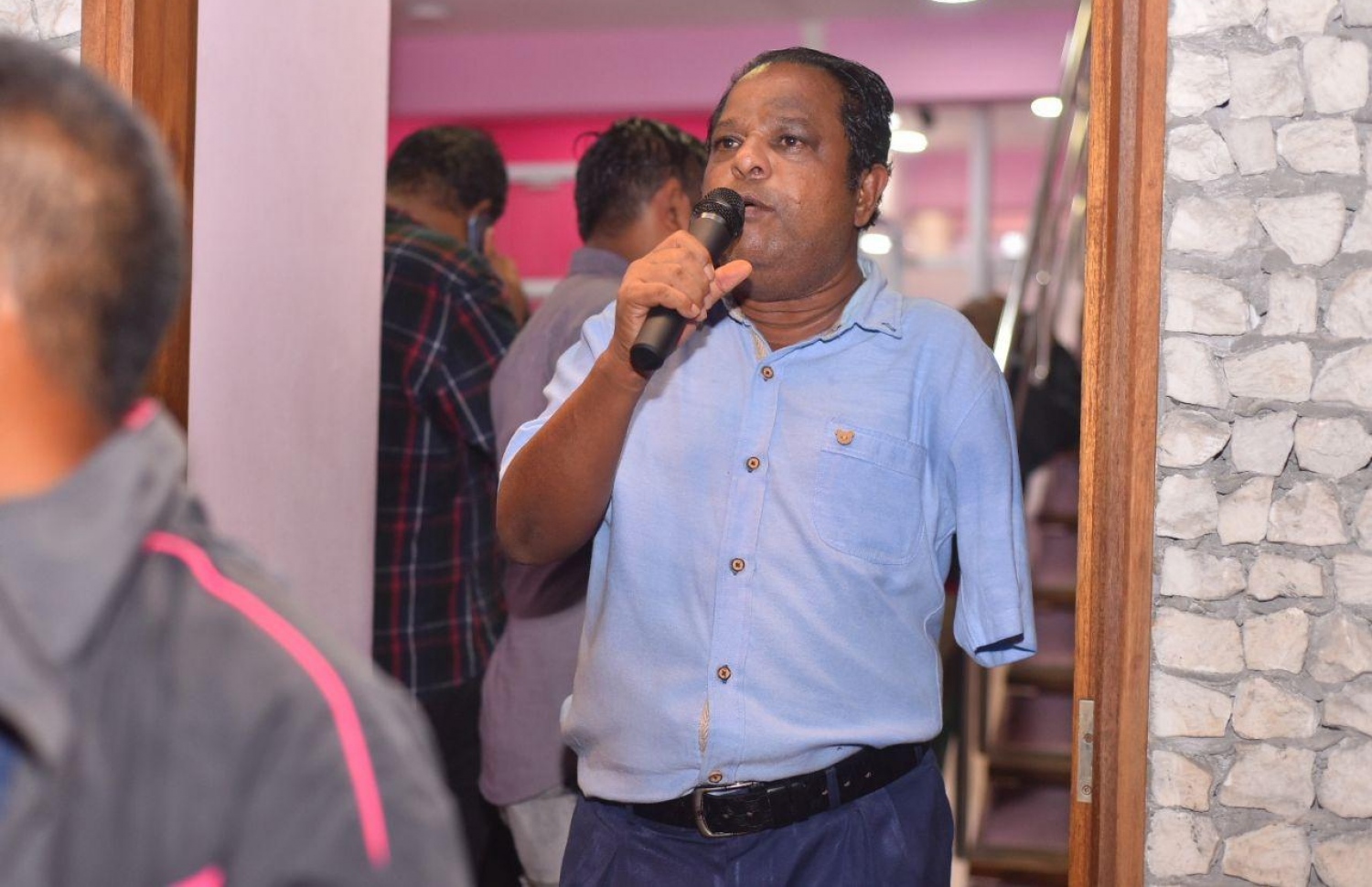 މާލެ: އޮކްޓޯބަރު 1، 2018: މިދިޔަ މަހުގެ 23 ގައި ބޭއްވި ރިޔާސީ އިންތިޚާބަށް ނުފޫޒު ފޯރާފައިވާކަން އެނގޭ ކަންތައްތަކެއް އެބަހުރި ކަމަށް ބުނެ، ޕީޕީއެމް އިން ބޭއްވި މުޒާހަރާގައި ޕީޕީއެމްގެ ސަޕޯޓަރަކު އަޑުއުފުލަނީ.-- ފޮޓޯ: ހުސެން ވަހީދު /މިހާރު