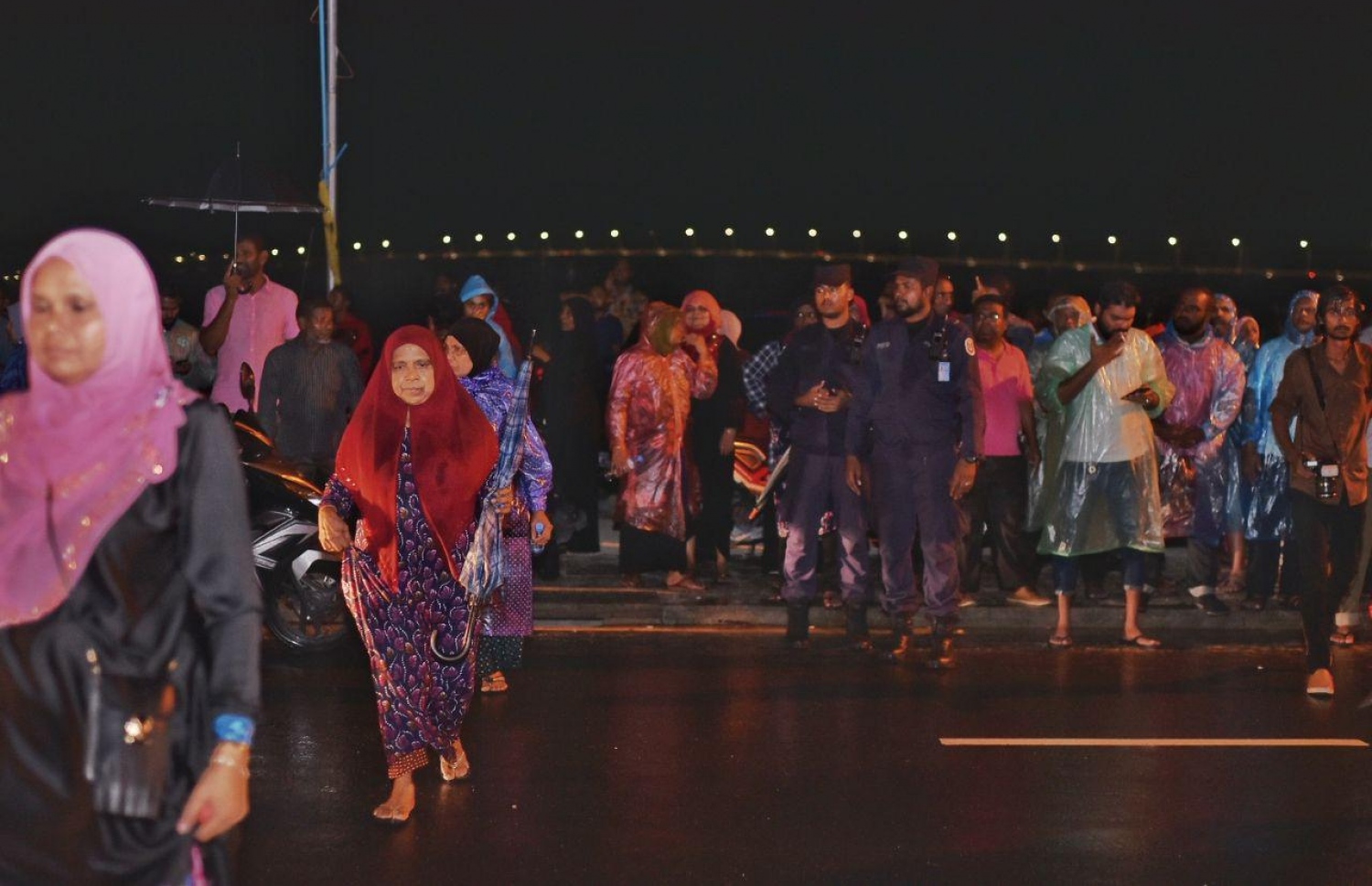 މާލެ: އޮކްޓޯބަރު 1، 2018: މިދިޔަ މަހުގެ 23 ގައި ބޭއްވި ރިޔާސީ އިންތިޚާބަށް ނުފޫޒު ފޯރާފައިވާކަން އެނގޭ ކަންތައްތަކެއް އެބަހުރި ކަމަށް ބުނެ، ޕީޕީއެމް އިން ބޭއްވި މުޒާހަރާގައި ޕީޕީއެމްގެ ސަޕޯޓަރުންތަކެއް އަޑުއުފުލަނީ.-- ފޮޓޯ: ހުސެން ވަހީދު /މިހާރު